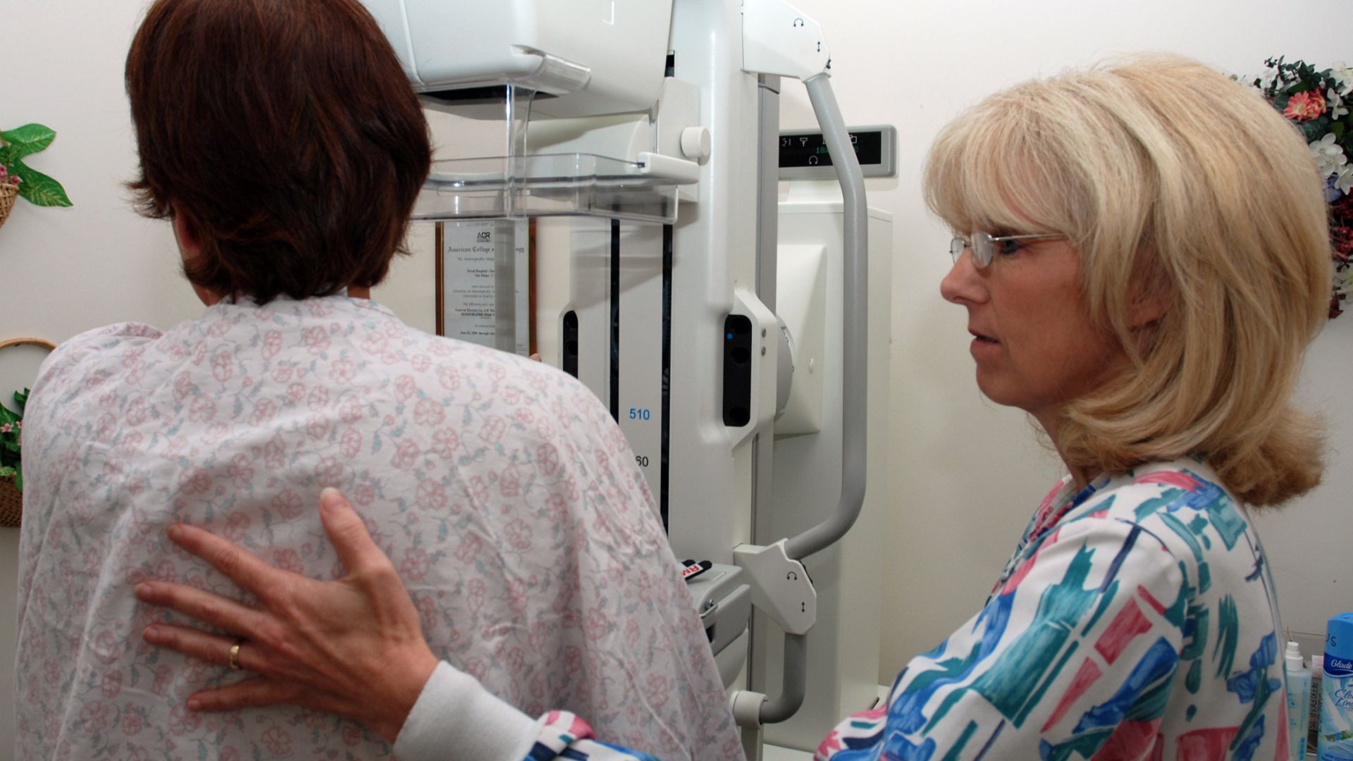 File:US Navy 080922-N-2688M-004 Lead Mammography Technologist Carmen Waters assists a patient.jpg