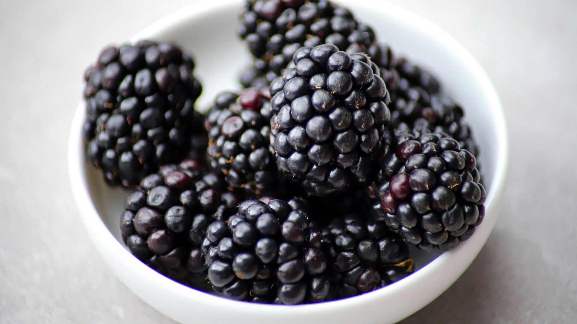 black berry fruit on bowl