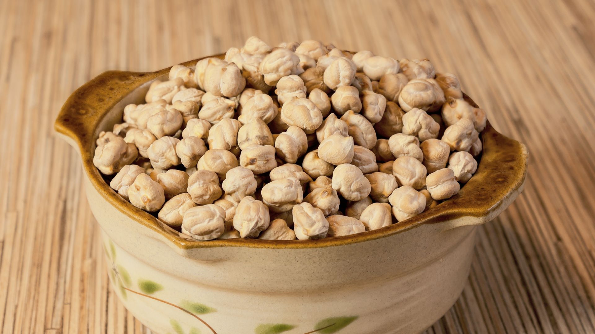 File:Ordinary chickpeas in a ceramic bowl.jpg