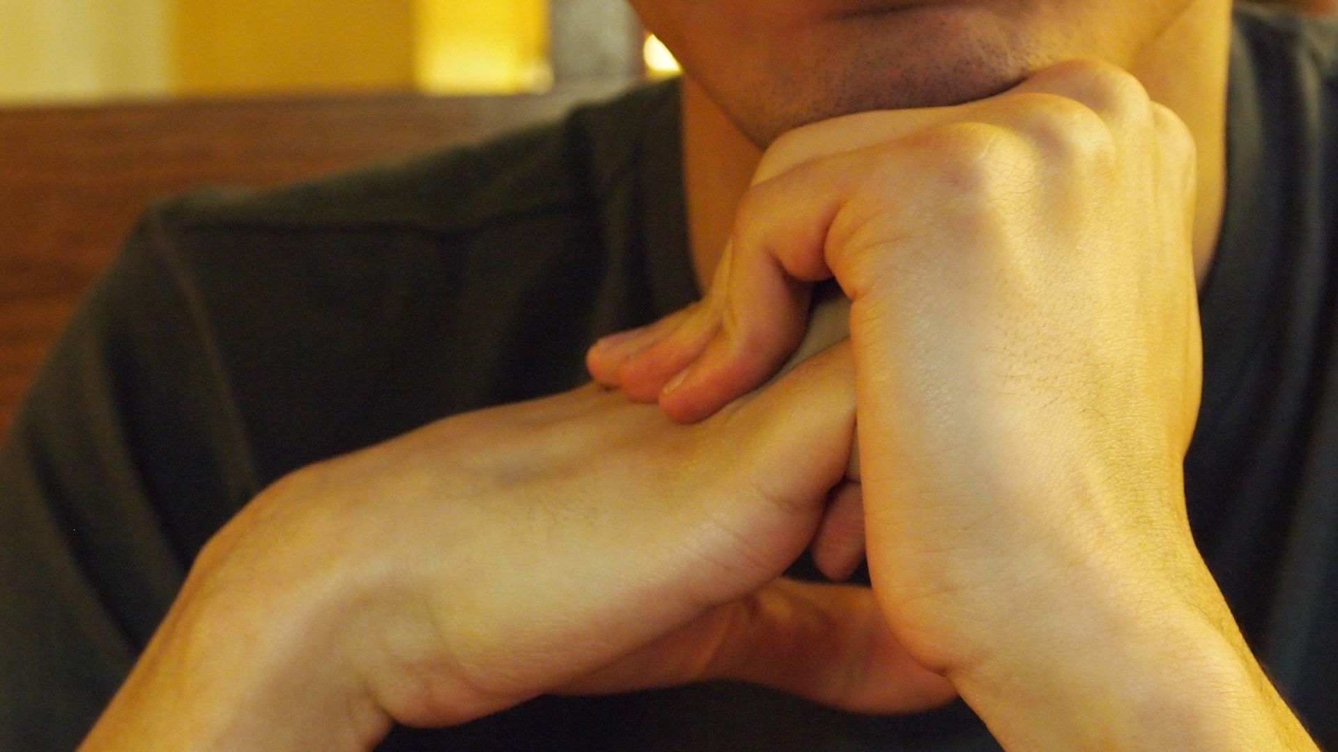 File:Cracking knuckles.jpg