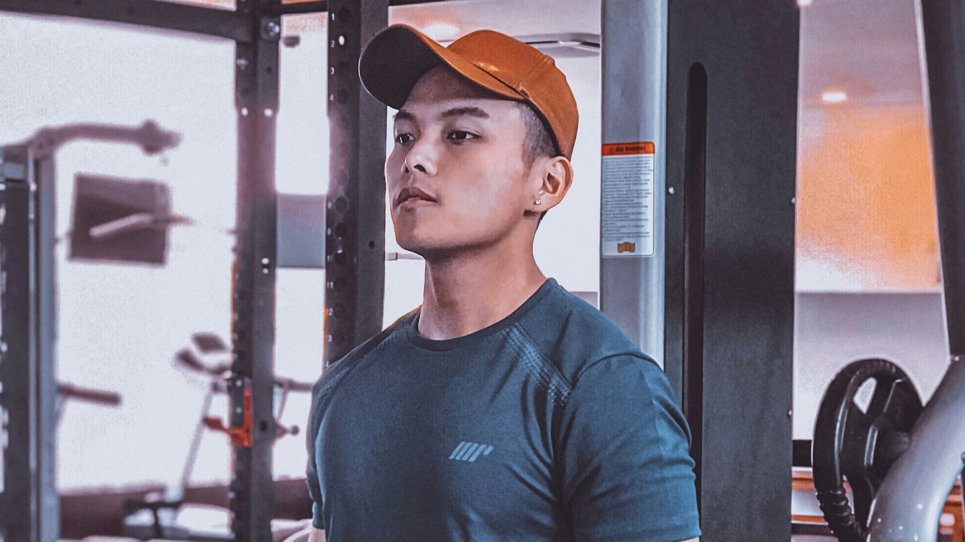 man in blue crew neck t-shirt and black pants wearing black and gray dumbbells