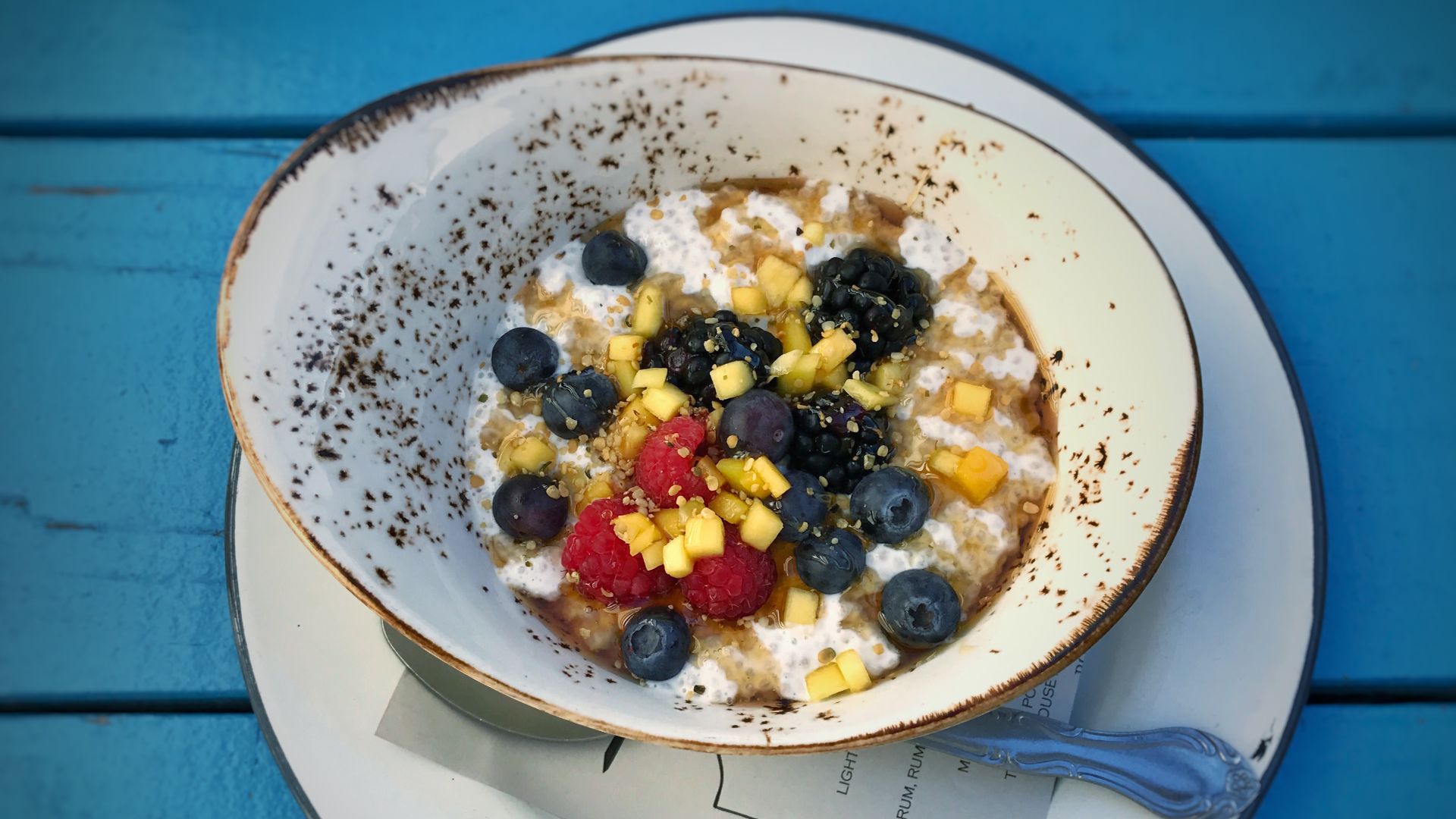 File:Coconut chia seed pudding, fresh fruit, honey & hemp seeds (30539936772).jpg
