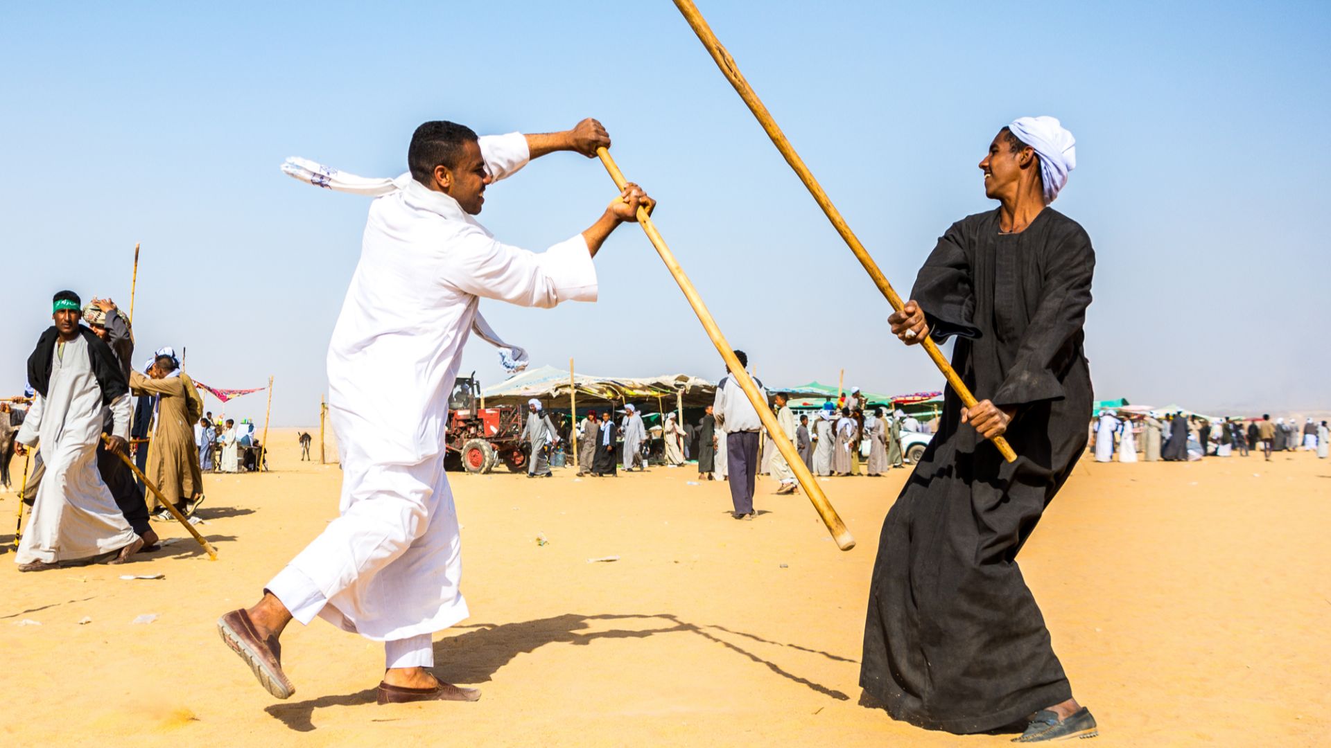 File:رجال مصريون من صعيد مصر يمارسون لعبة التحطيب.jpg