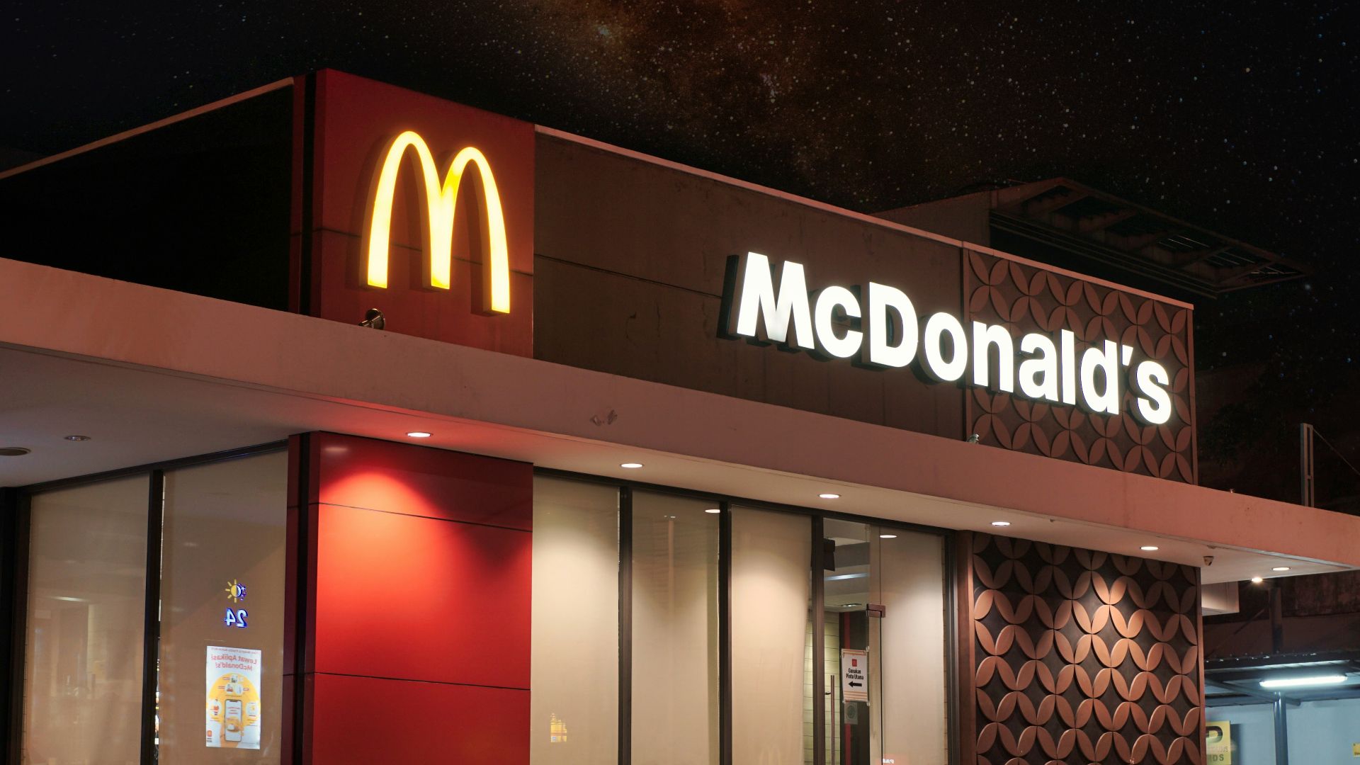 a mcdonald's restaurant is lit up at night