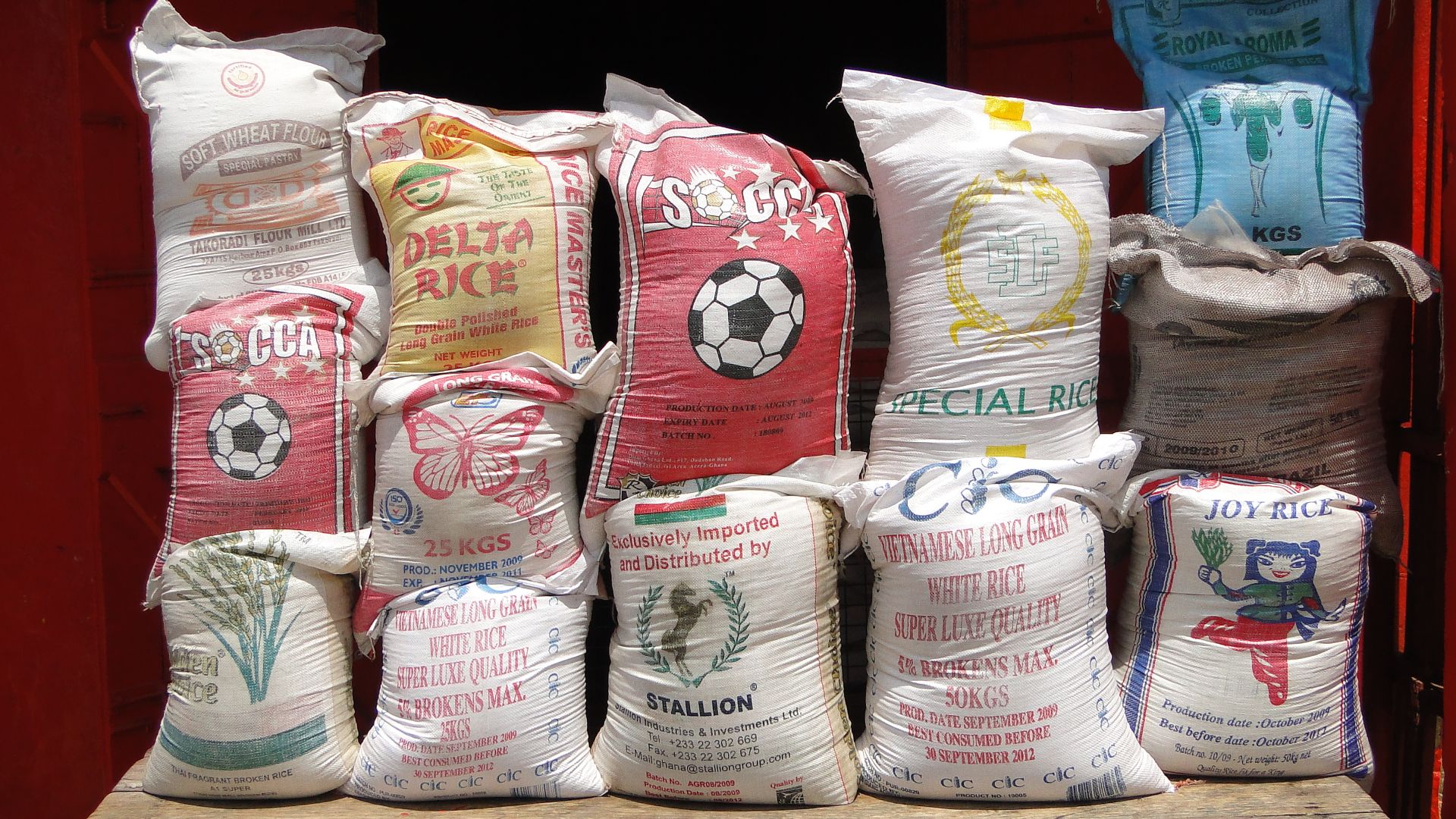 File:Bags of Imported Rice in Market - Elmina - Ghana (4714637647).jpg