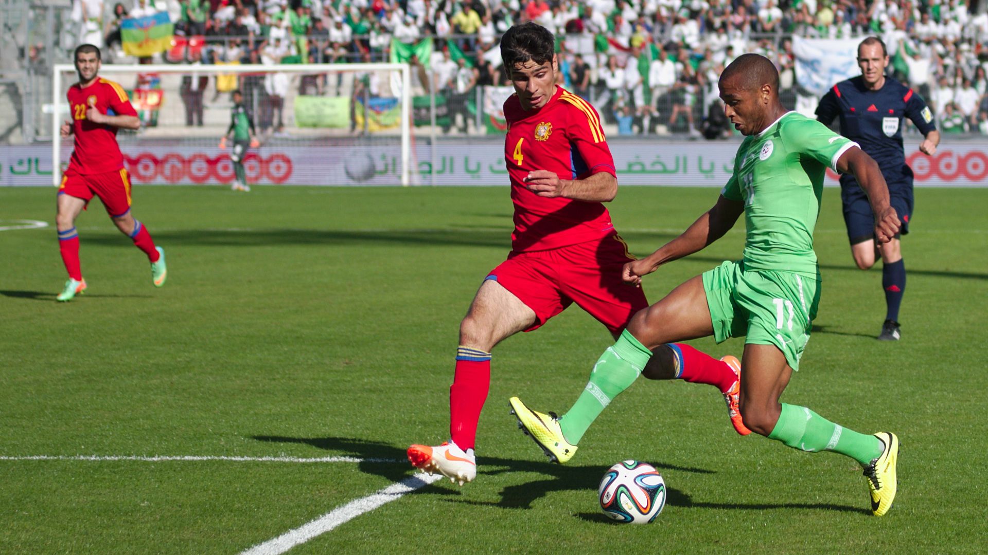 File:Algérie - Arménie - 20140531 - Yacine Brahimi (Alg) face à Taron Voskanyan (Arm).jpg