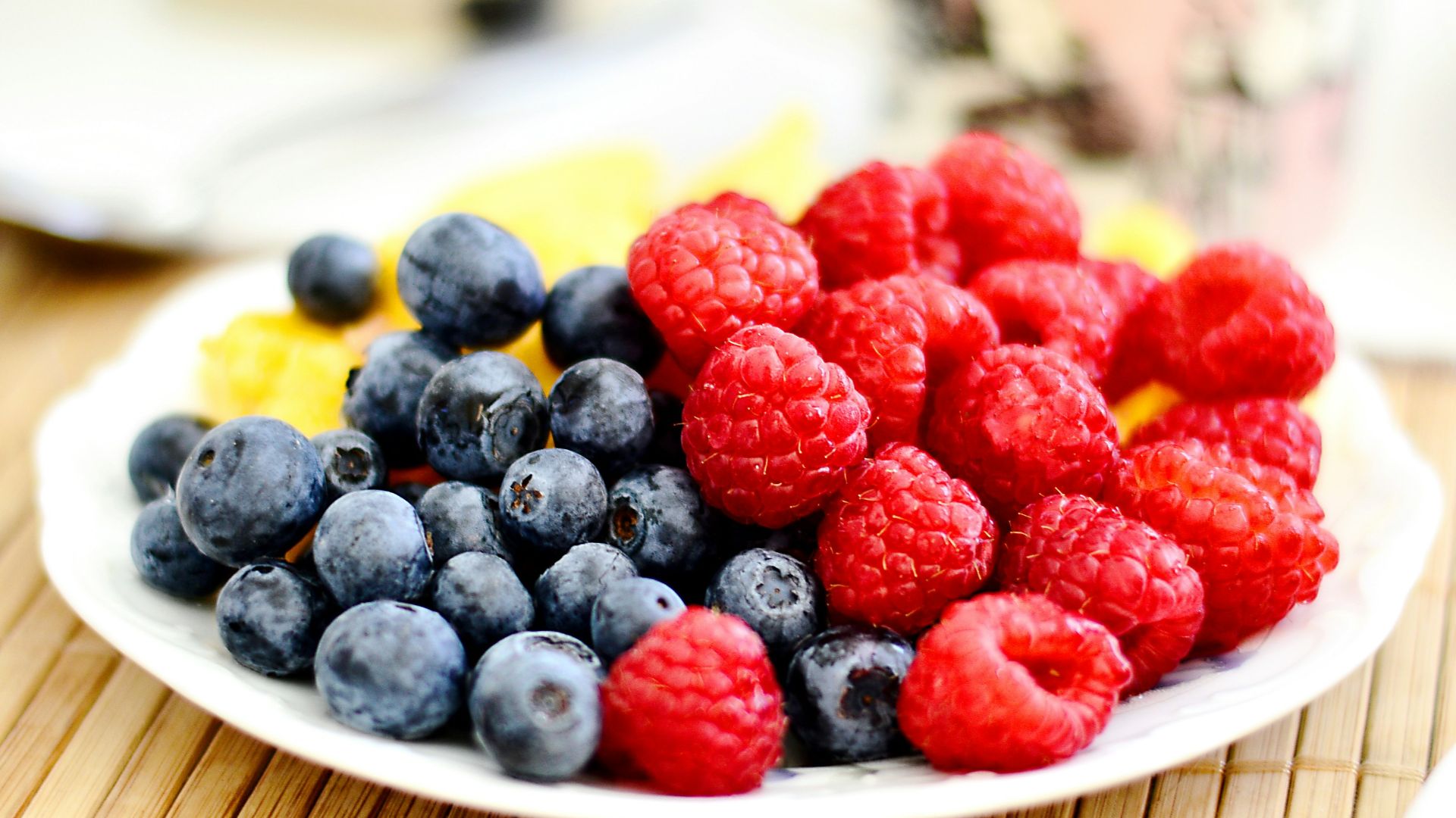 strawberries and blue berries on palte