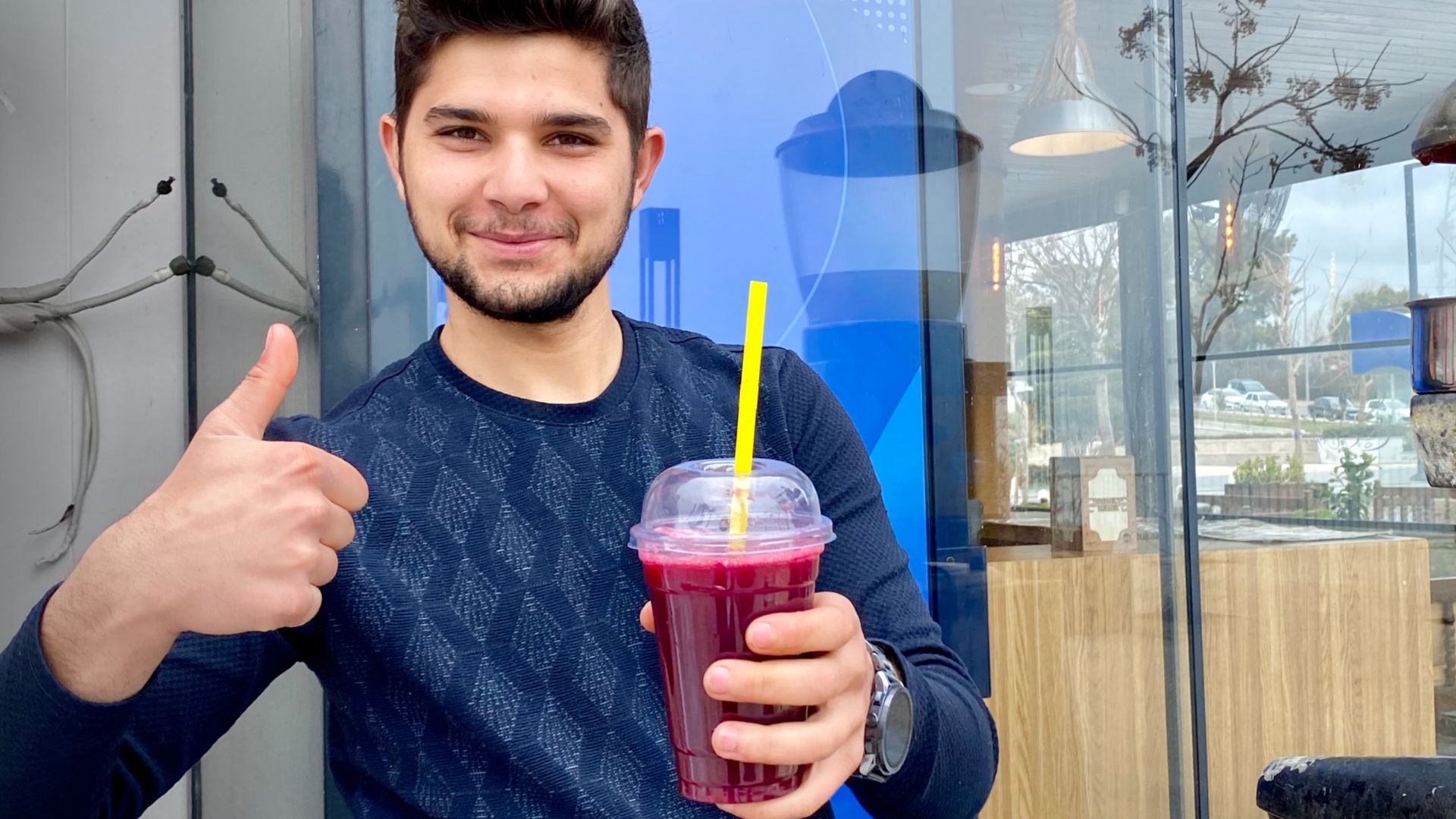 File:Konyaaltı, Antalya, Turkey March 2022 - Freshly squeezed pomegranate juice - 03.jpg