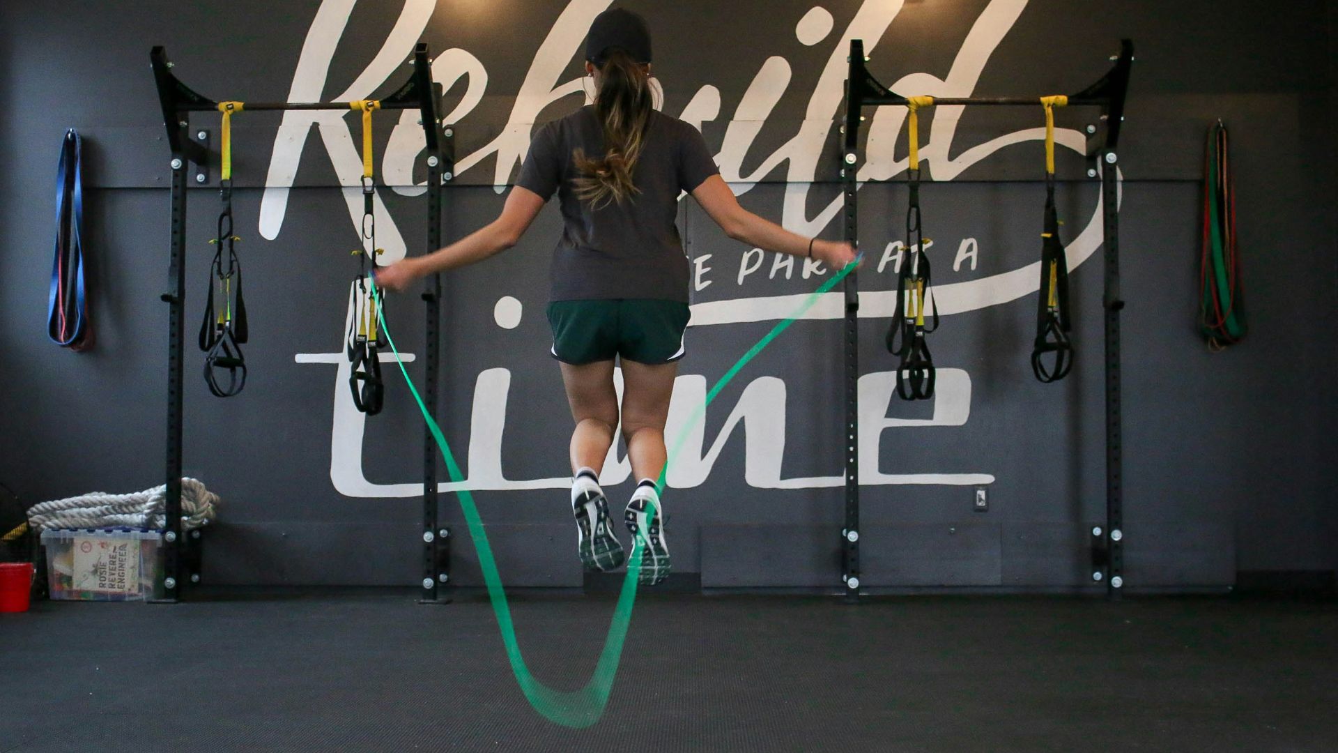 woman using jumping rope
