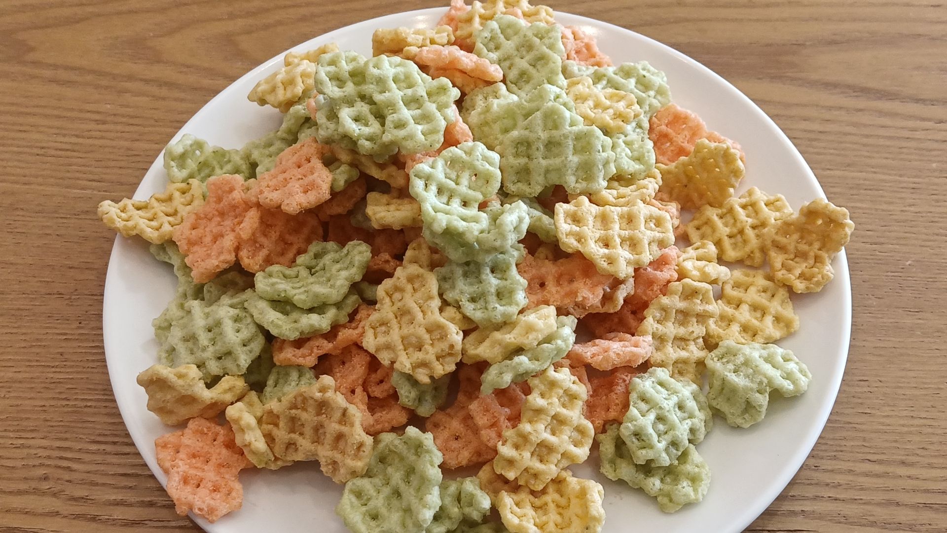 File:Calbee heart-shaped vegetable flavored potato chips.jpg