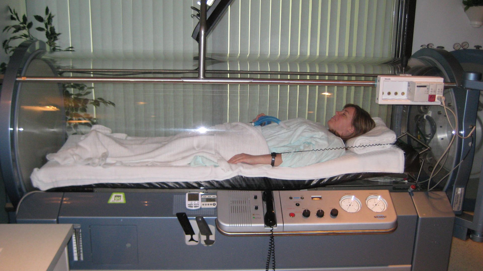 File:HyperBaric Oxygen Therapy Chamber 2008.jpg
