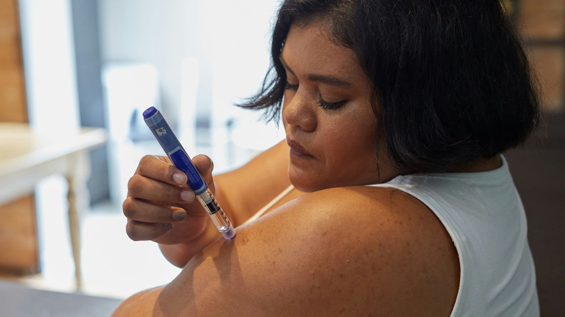 a person with an insulin injection pen