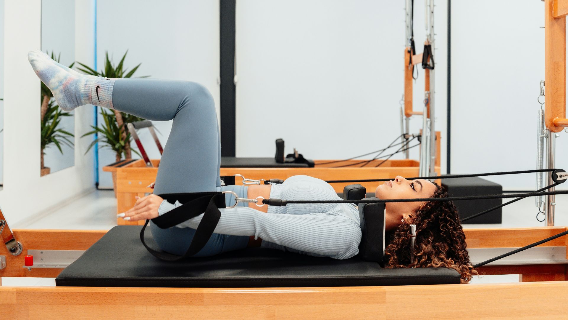 a woman is doing a pivot on a pivot machine