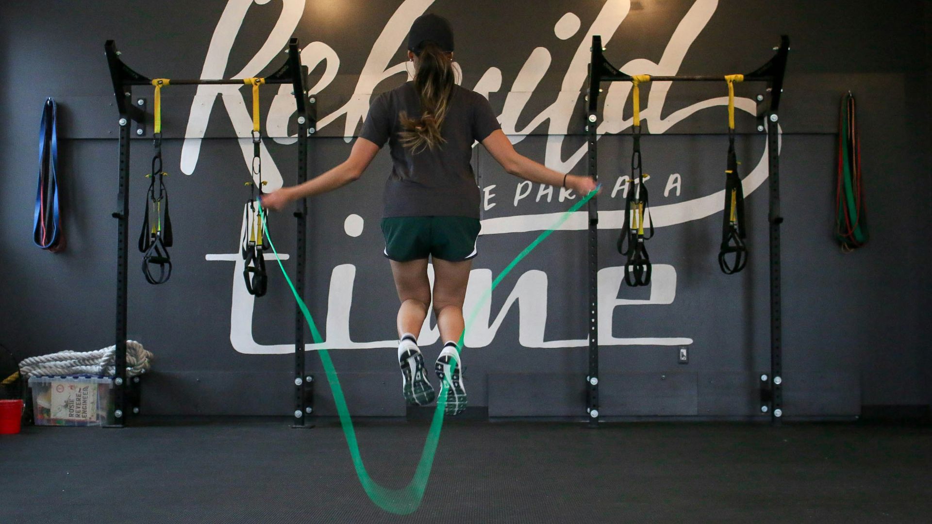 woman using jumping rope