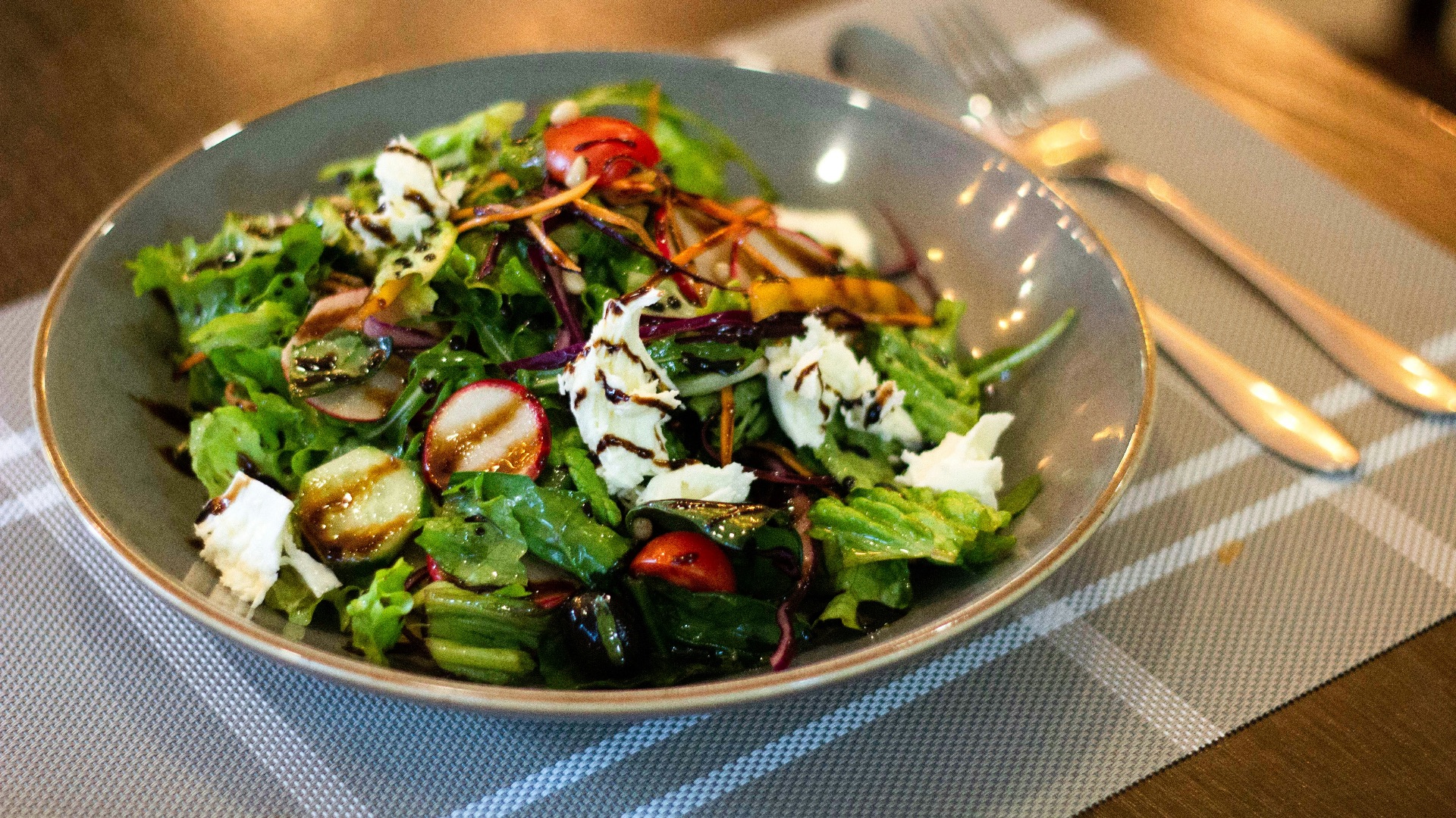 vegetable salad on clear glass bowl