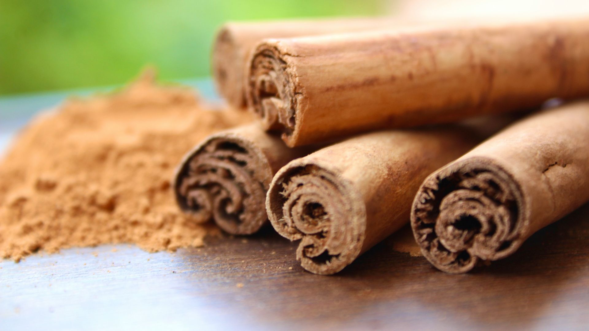 cinnamon sticks and cinnamon powder on a table