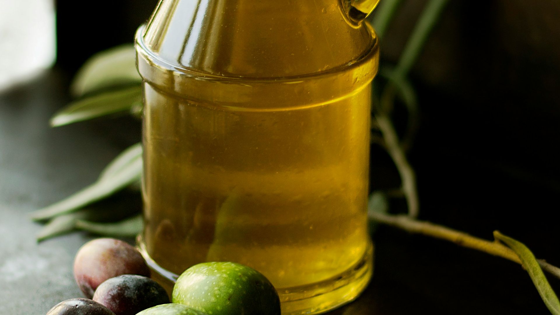clear glass cruet bottle
