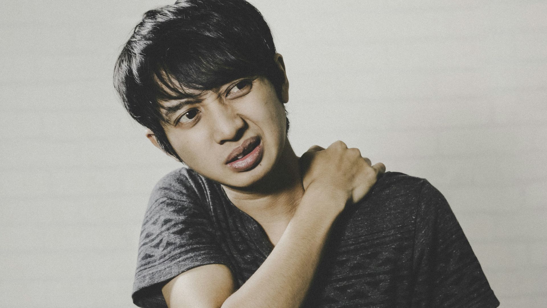 man in grey crew neck t-shirt