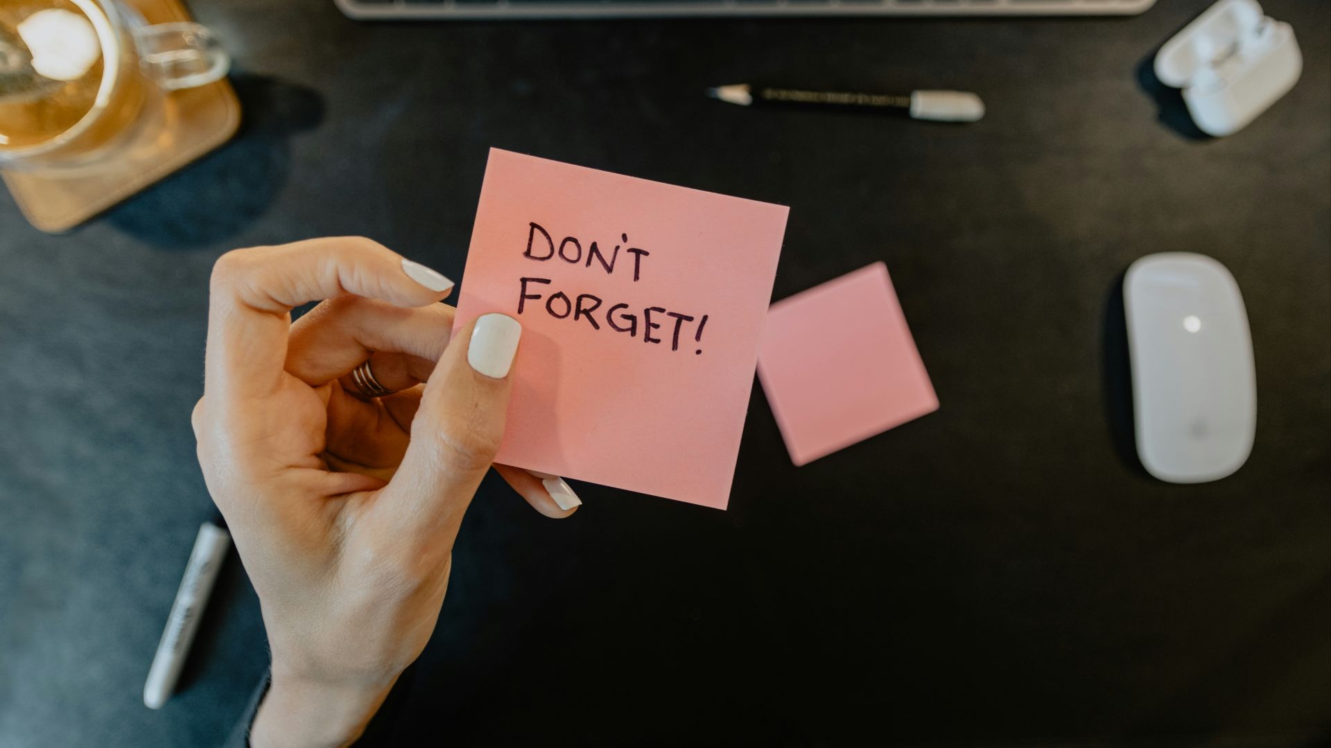 a person holding a note that says don't forget