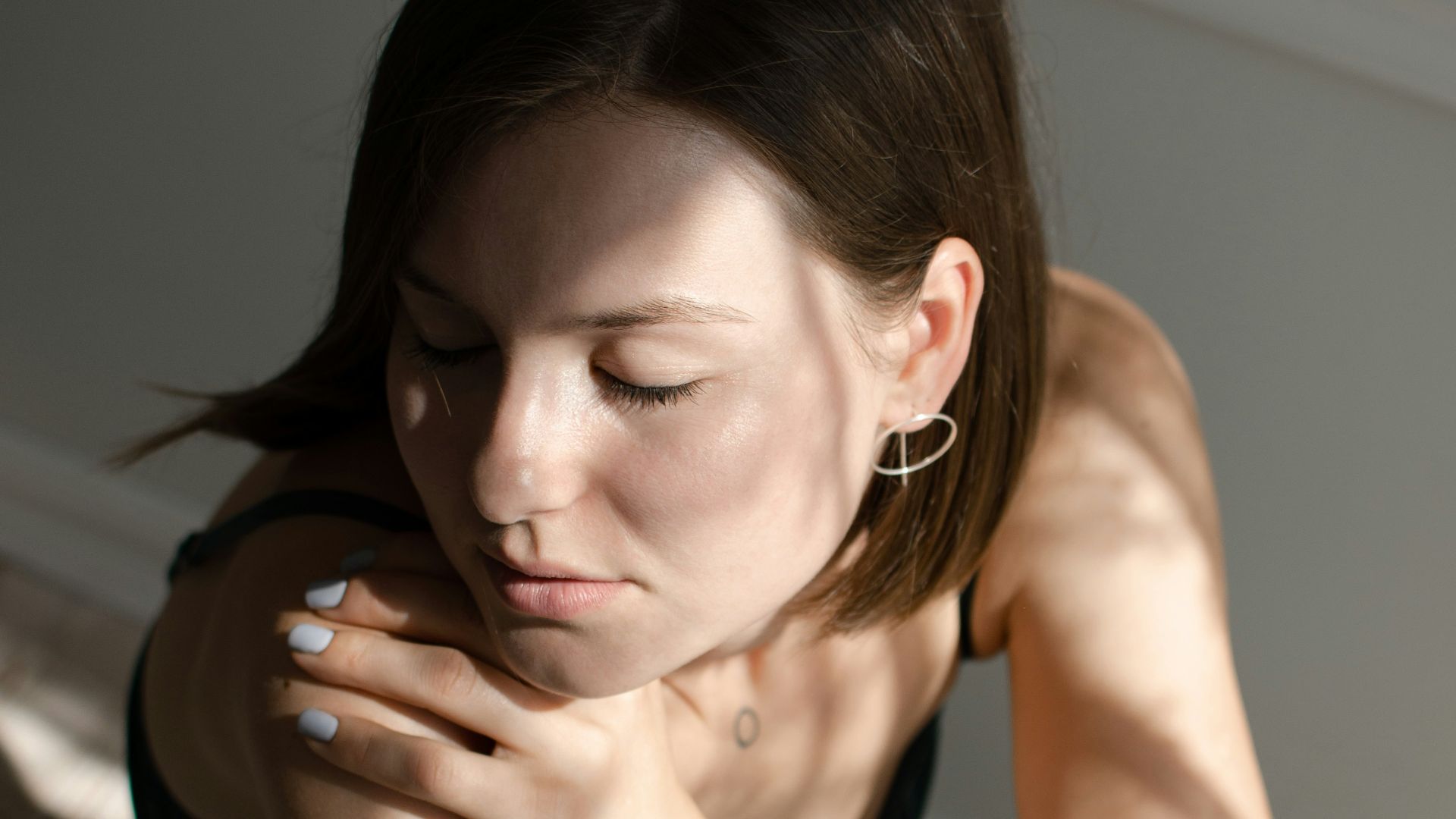 woman wearing black dress