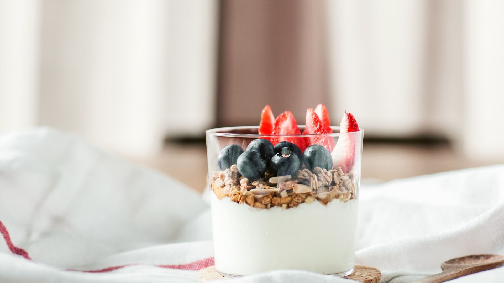 shallow focus photo of clear drinking glass