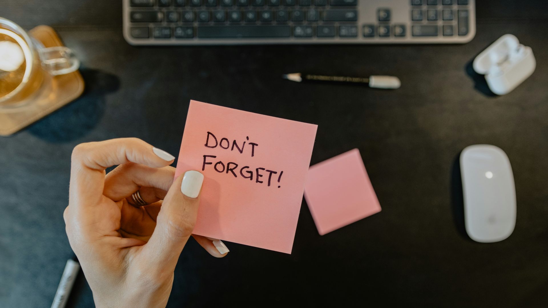 a person holding a note that says don't forget
