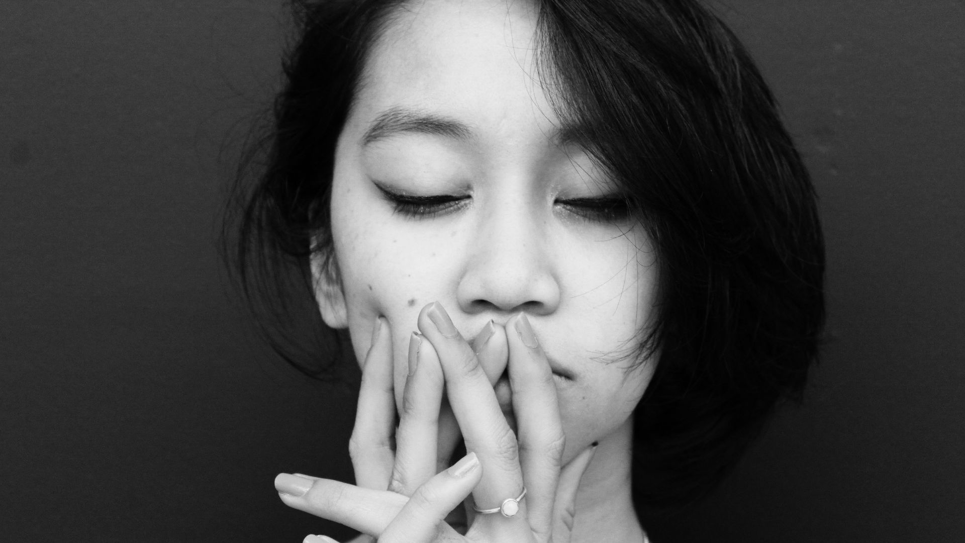 woman wearing black tank top