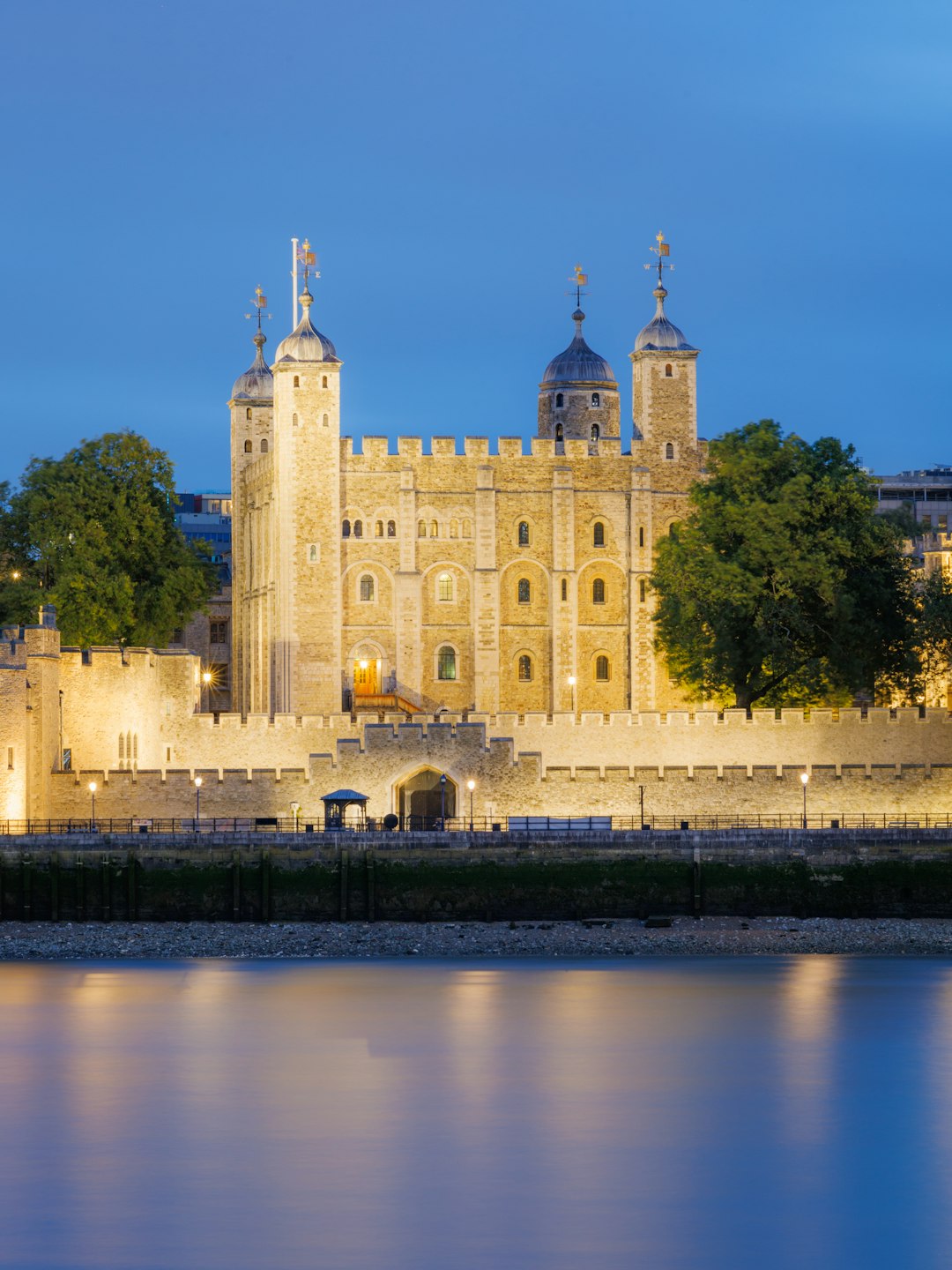 The tower of london is lit up at night