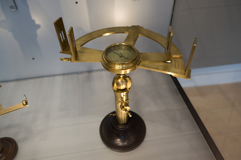 1024Px-Ancient Navigational Compass (29537303924)
