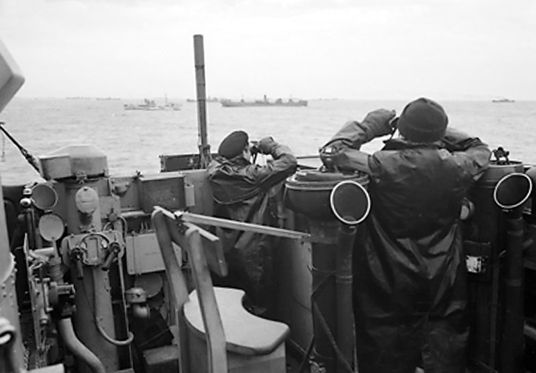 Officers_on_the_bridge.jpg