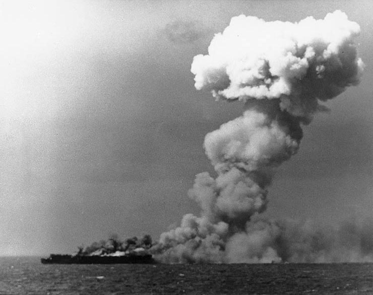 USS_Princeton_%2528CVL-23%2529_burning_on_24_October_1944_%252880-G-287970%2529.jpg