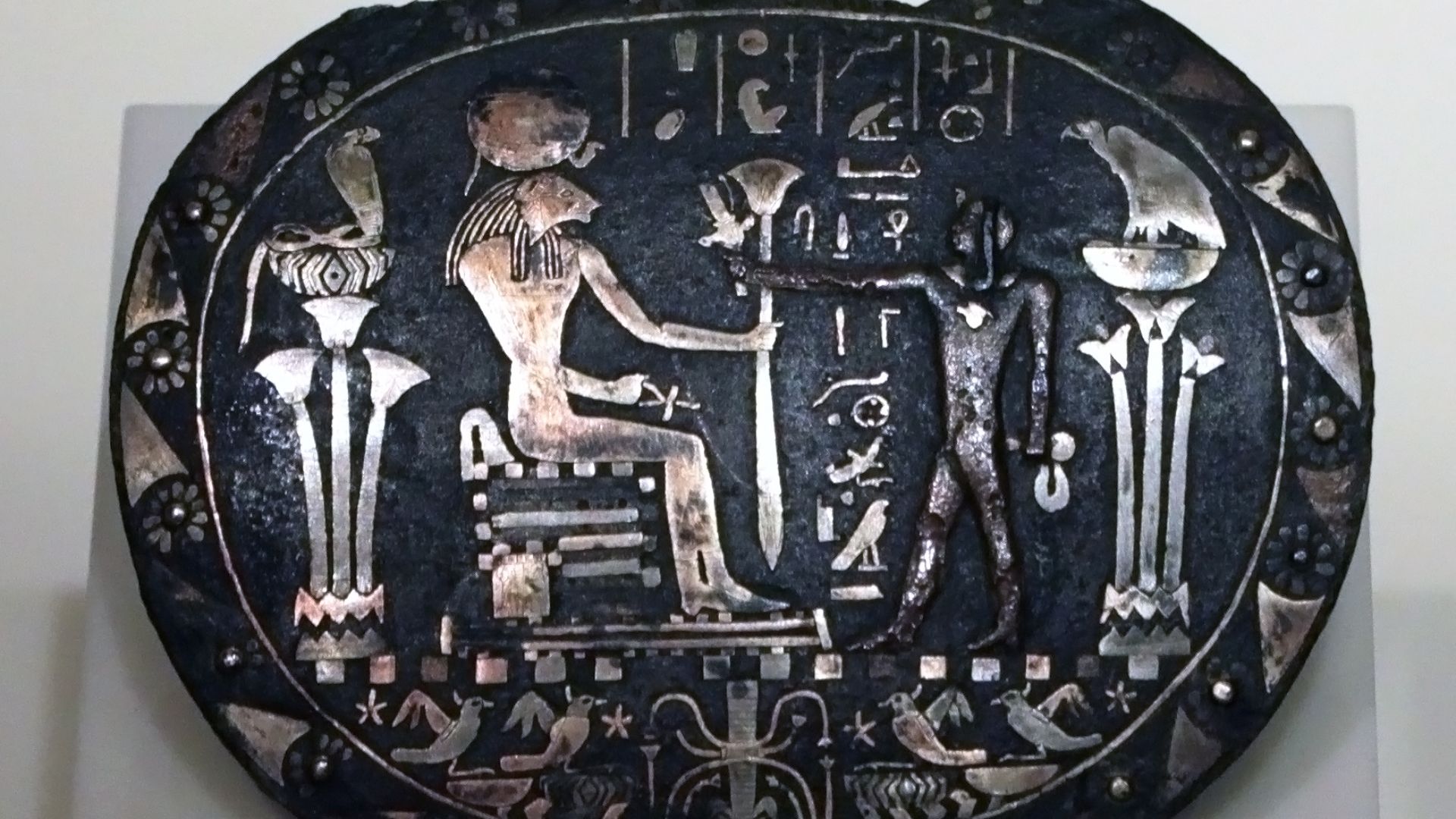 File:Menat Sekhmet Neues Museum 26042018.jpg