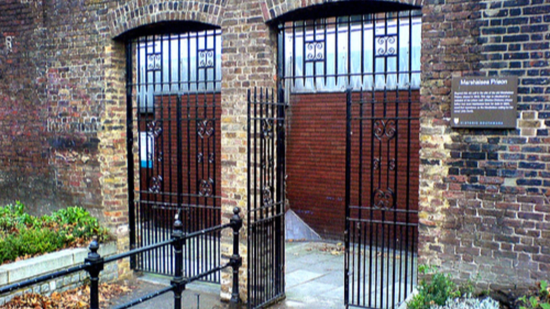 File:Marshalsea-gates-December2007.jpg