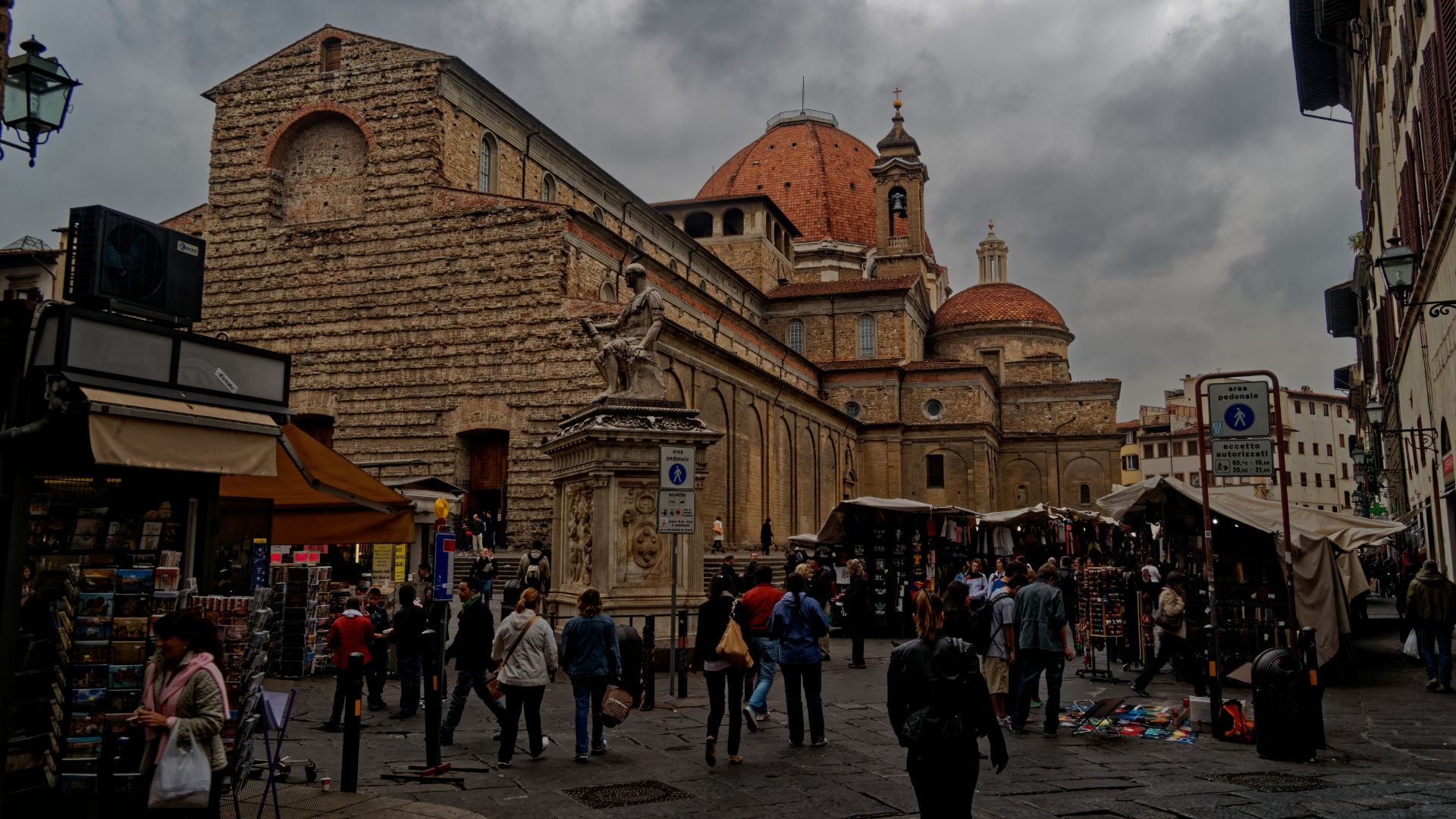 File:Firenze - Florence - Piazza di San Lorenzo - Basilica di San Lorenzo & Statue of Giovanni delle Bande Nere 1544 by Baccio Bandinelli.jpg