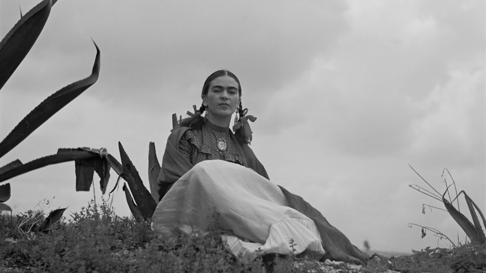 File:Toni Frissell - Frida Kahlo, seated next to an agave.jpg