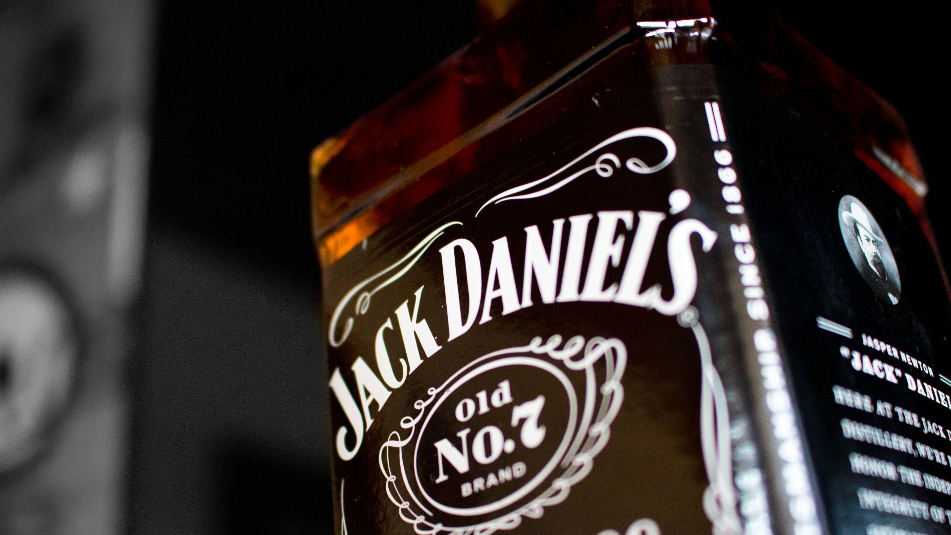 shallow focus photography of Jack Daniel's Tennessee bottle