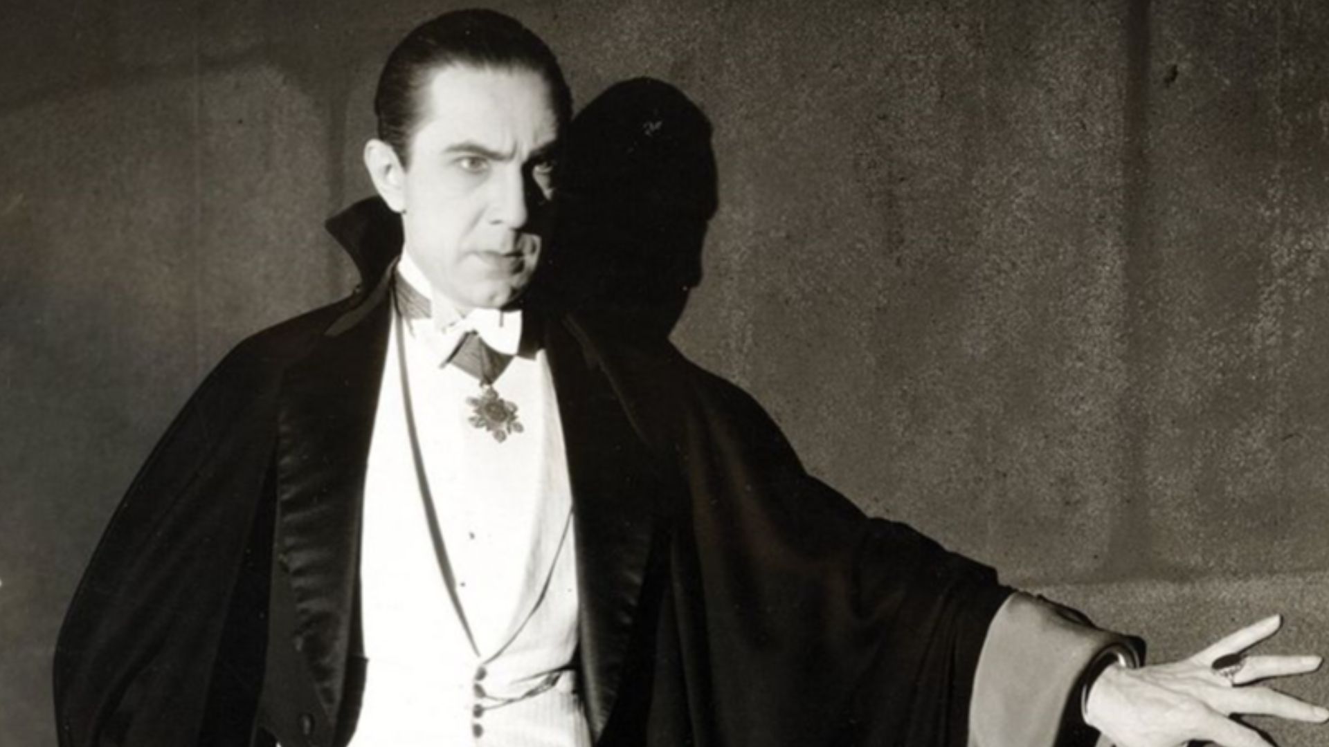 File:Bela Lugosi as Dracula, anonymous photograph from 1931, Universal Studios.jpg