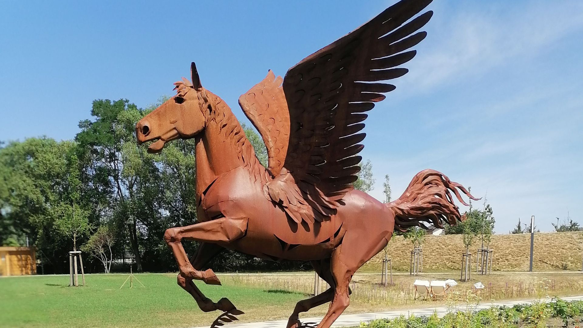 File:Beelitz, Landesgartenschau 2022, Skulptur Pegasus auf Wiese, Sommer, 01.jpg