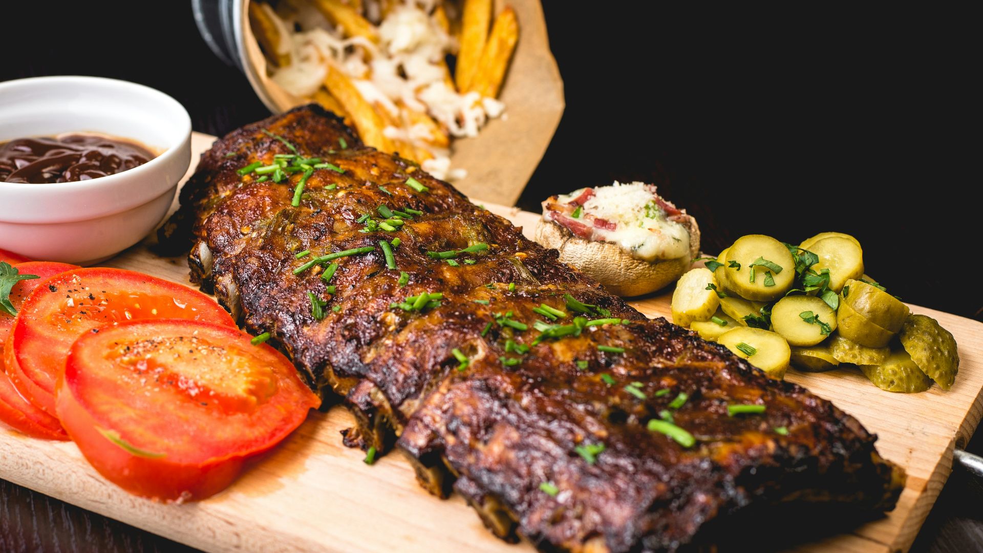 roasted ribs with sliced tomatoes and potatoes