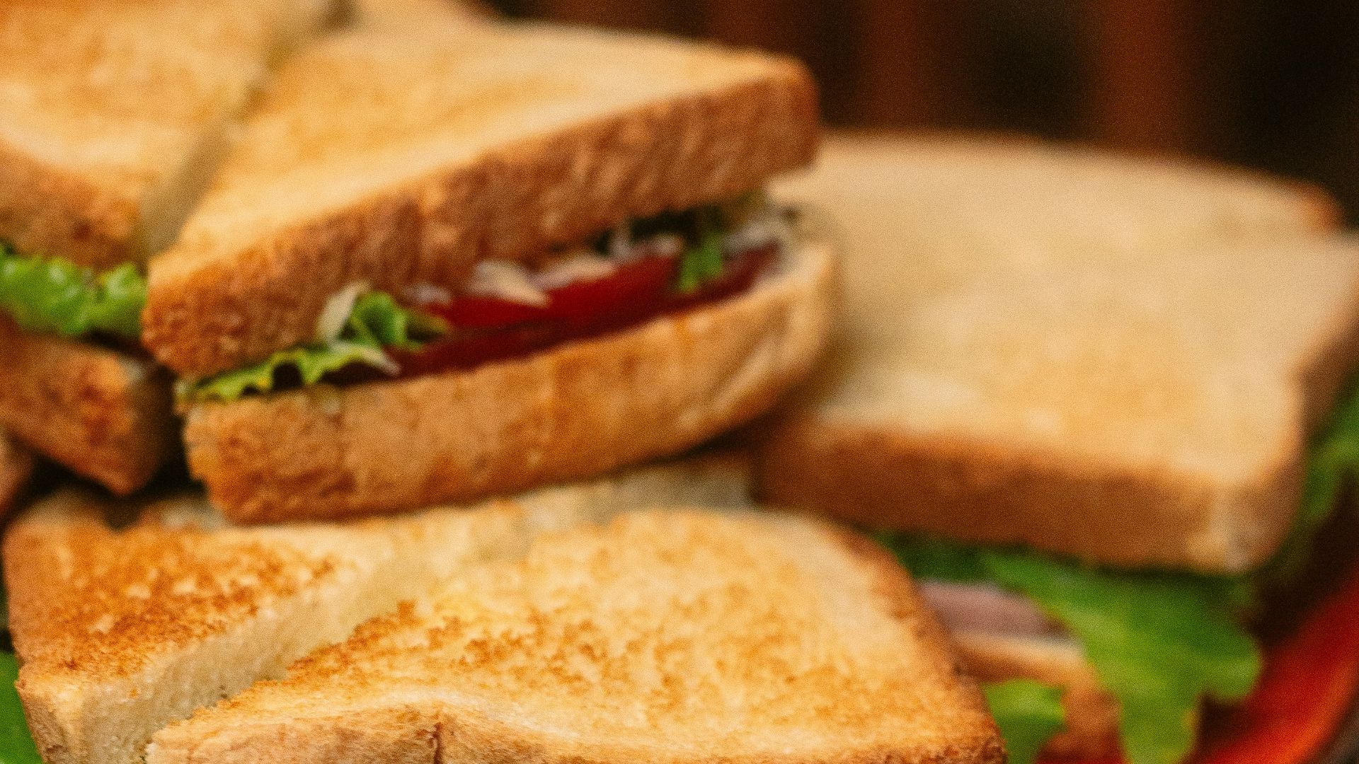 burger with lettuce and tomato