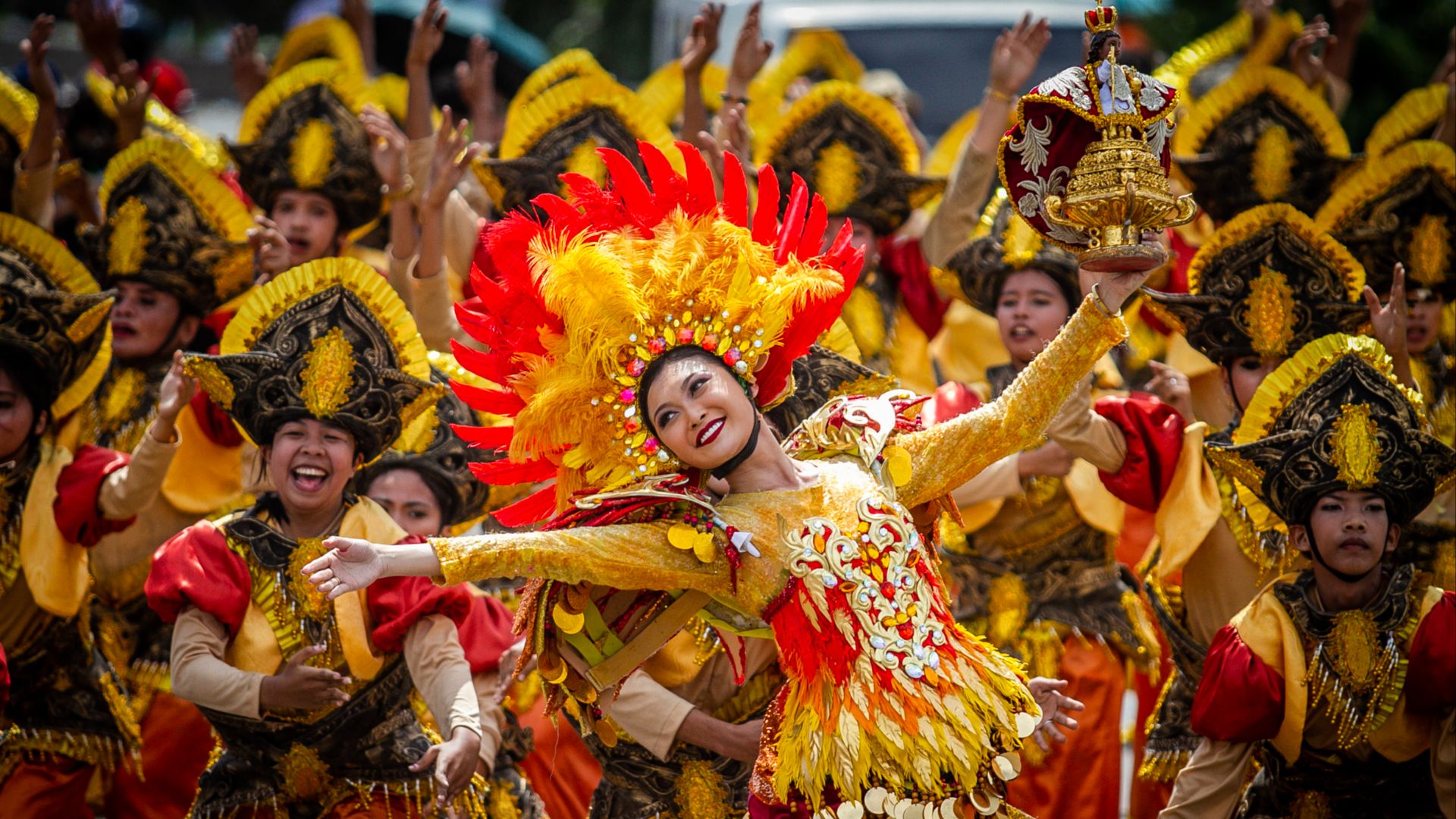 File:Red and Gold for Niño.jpg