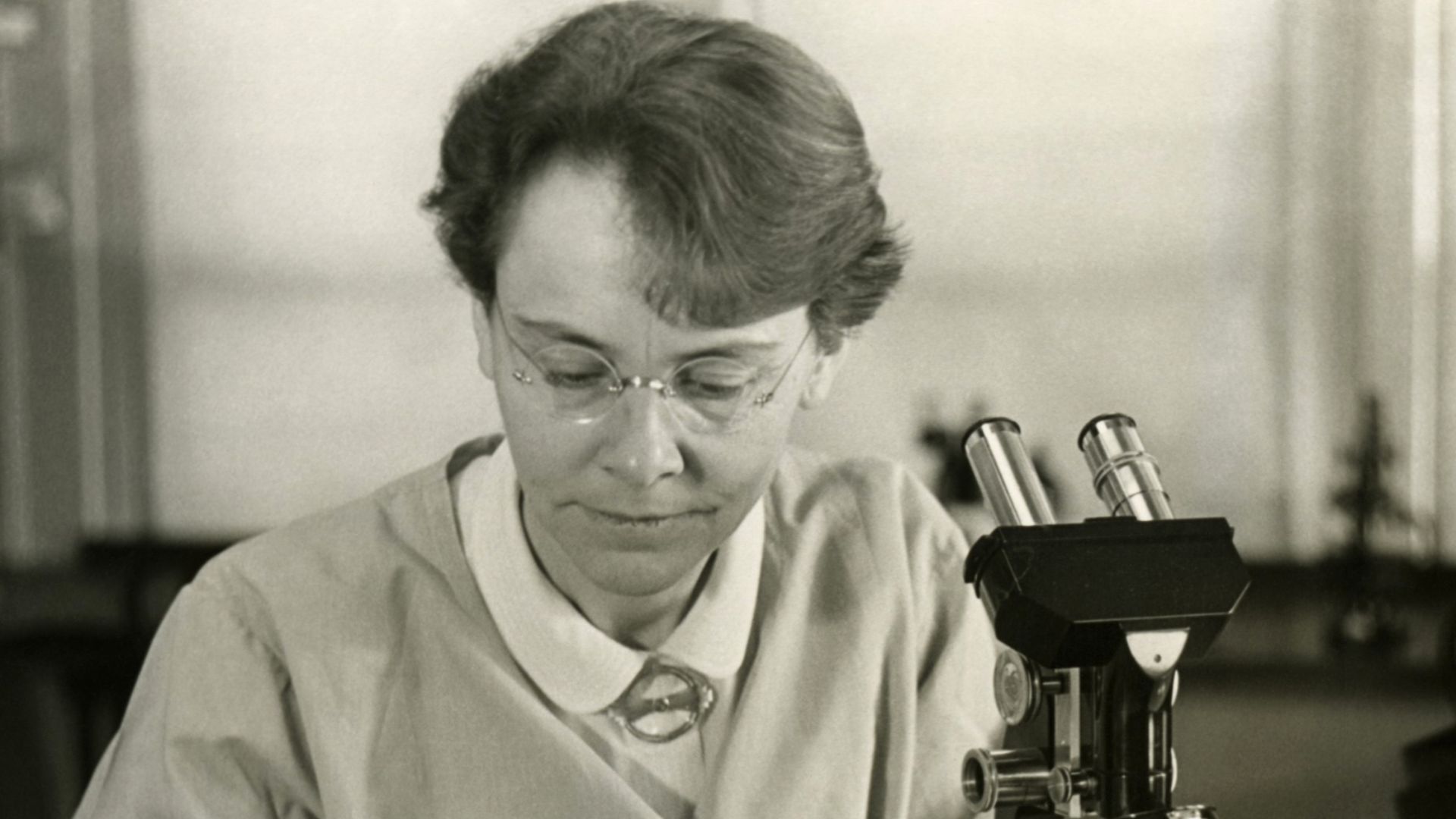 File:Barbara McClintock (1902-1992) shown in her laboratory in 1947.jpg