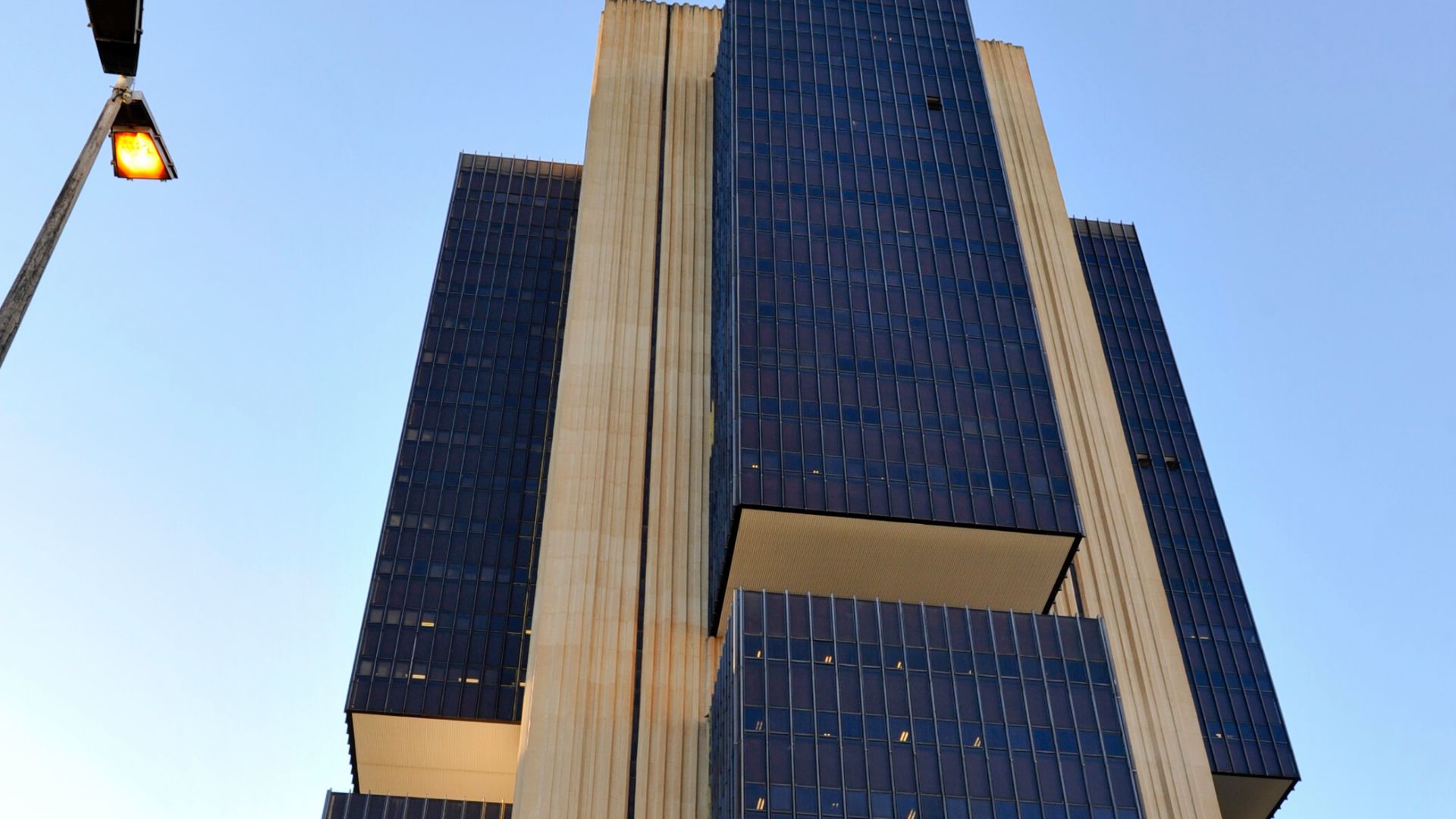 File:Edifício sede do Banco Central do Brasil (16607833736).jpg