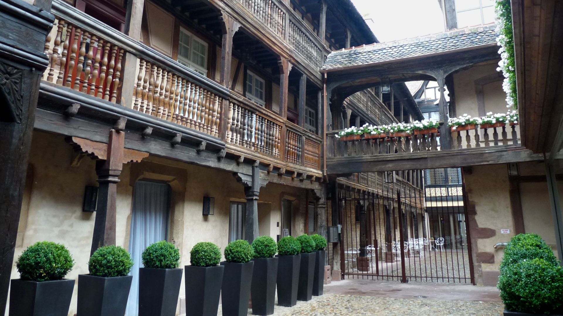 File:Cour du Corbeau-Strasbourg(1).jpg