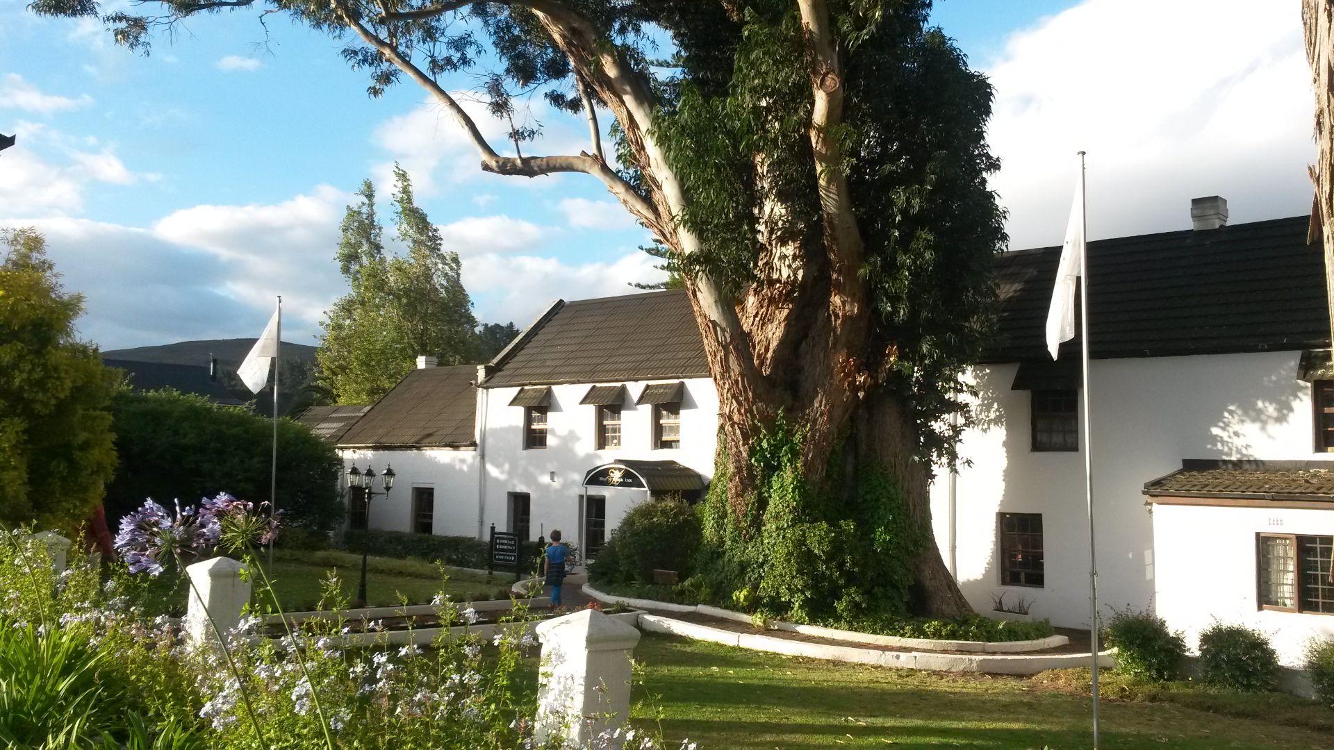 File:Houwhoek Inn.jpg