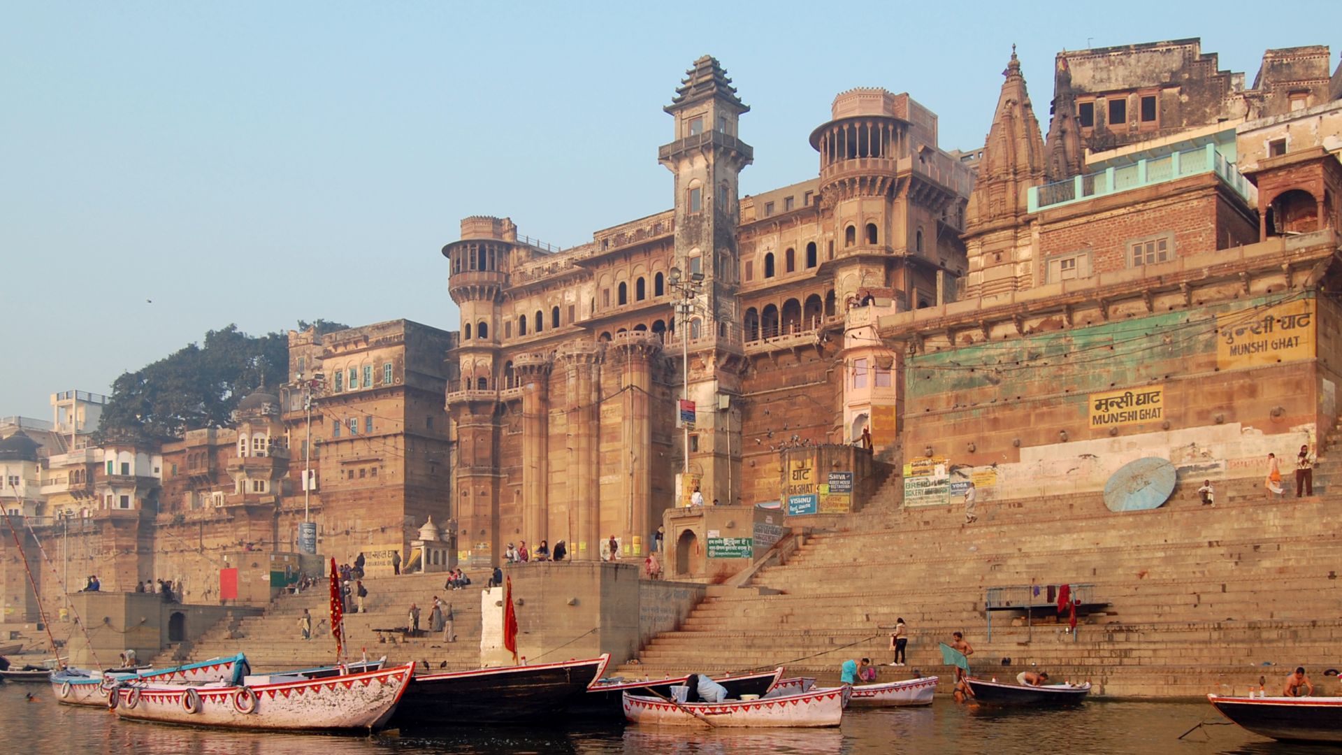 File:Varanasi Munshi Ghat3.jpg
