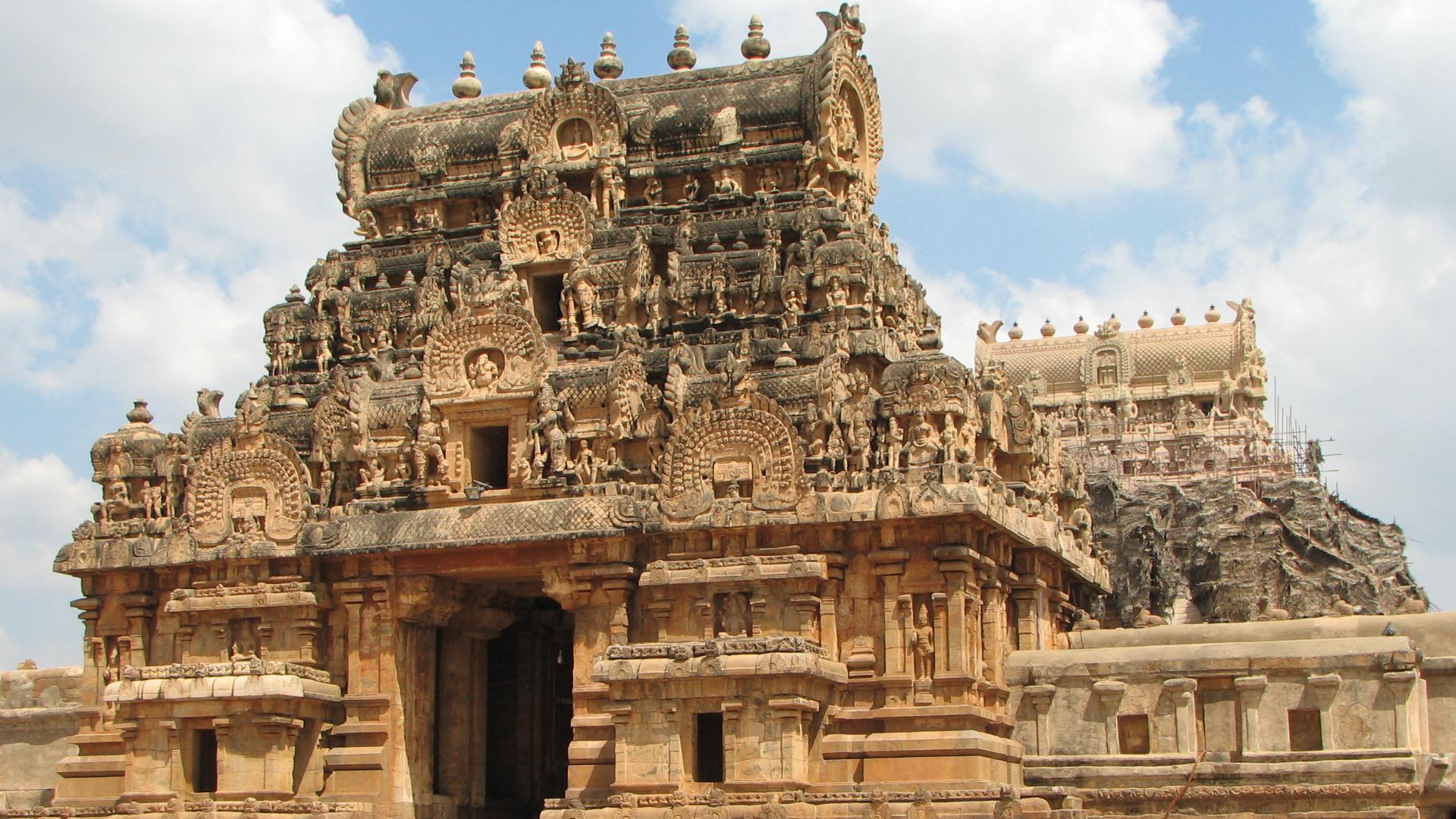File:Brihadeeswarar Temple 02.jpg