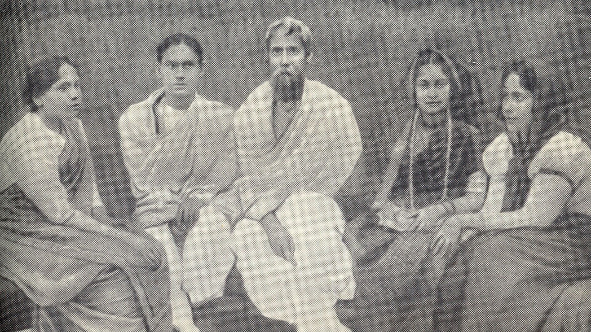 File:Mira Devi, Rathindranath Tagore, Rabindranath Tagore, Pratima Devi, Madhurilata Devi.jpg