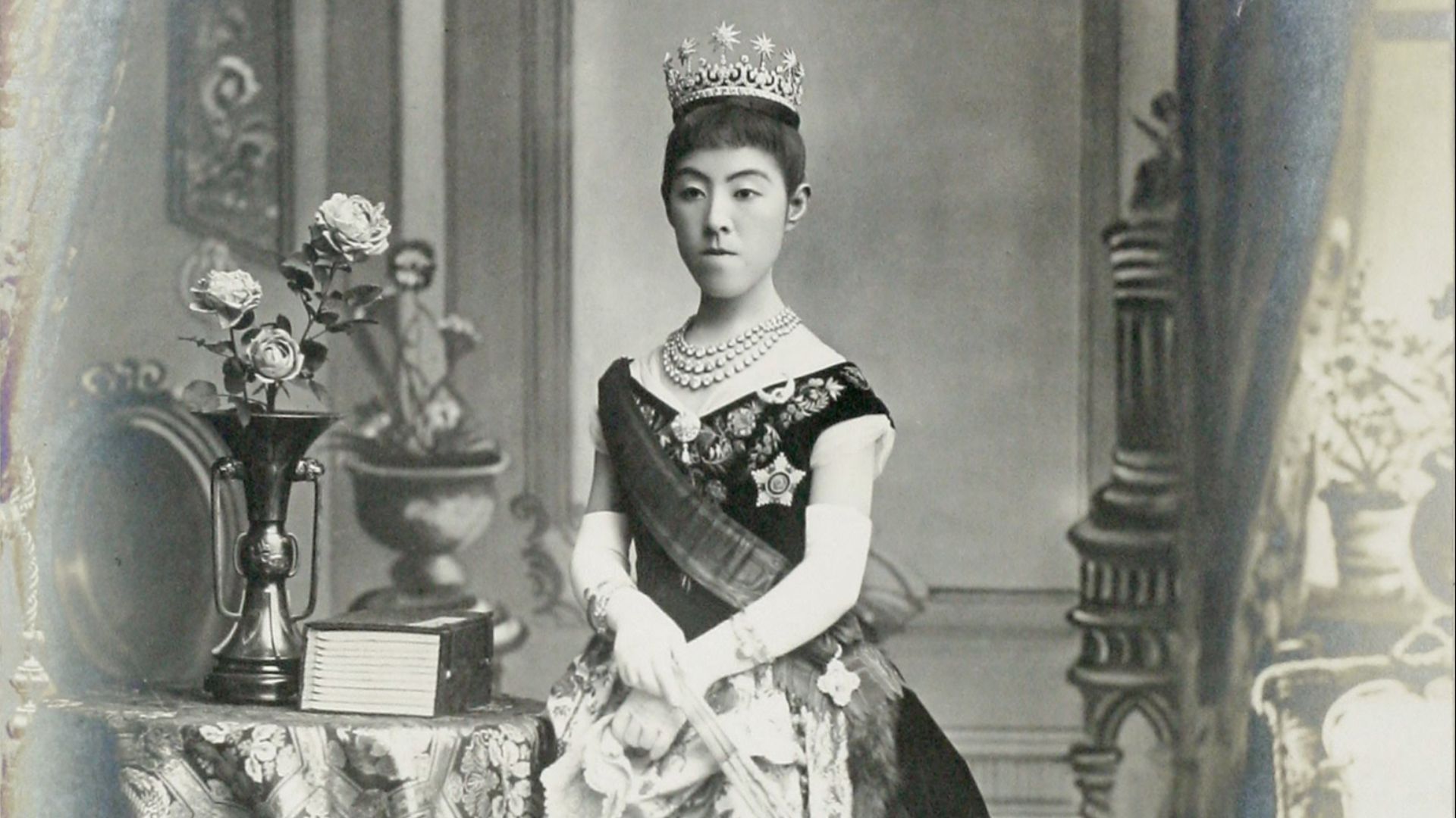 File:Empress Shoken2.jpg