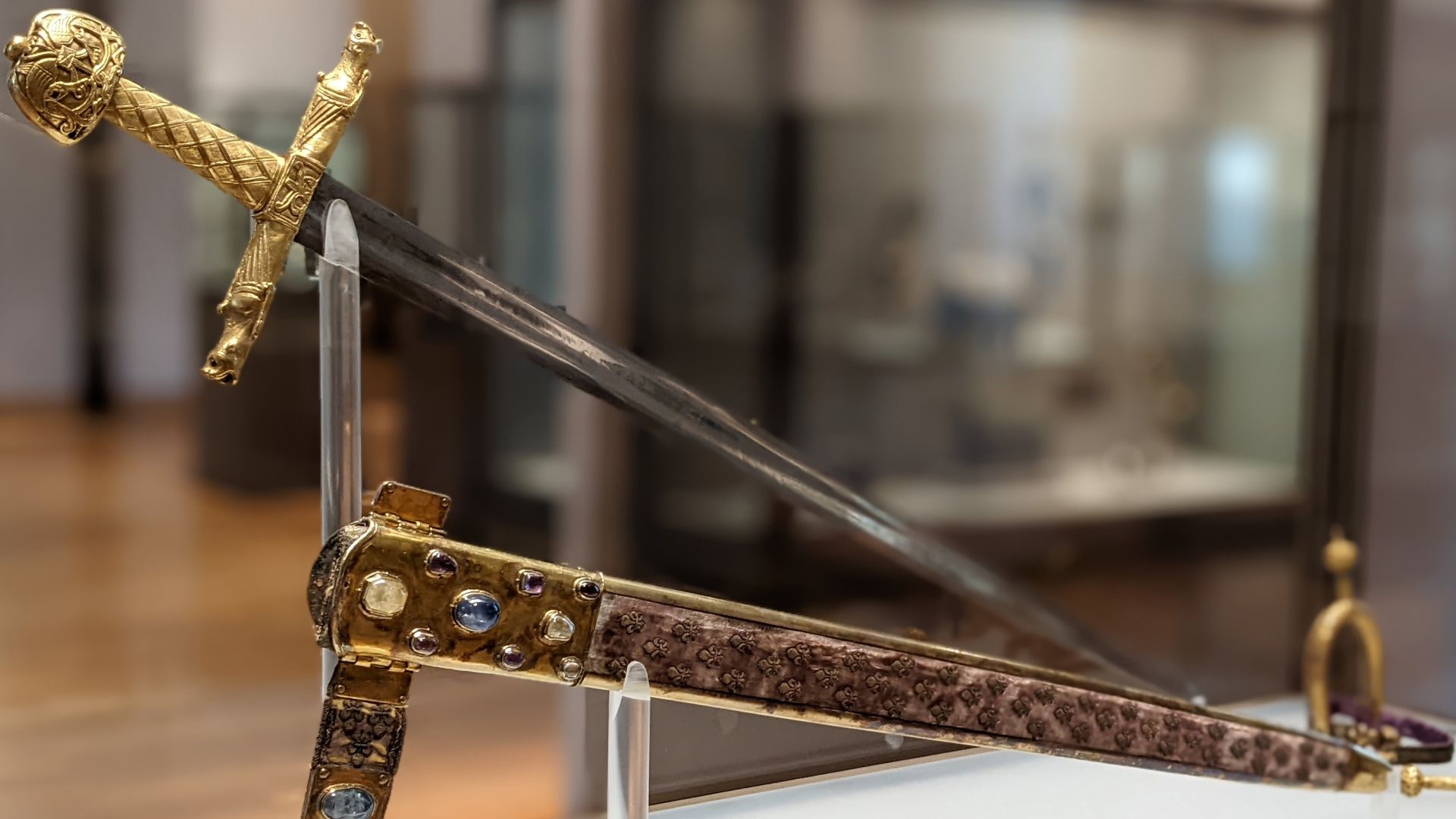 File:Épée du sacre des rois de France, dite Joyeuse - Musée du Louvre Objets d'art MS 84.jpg